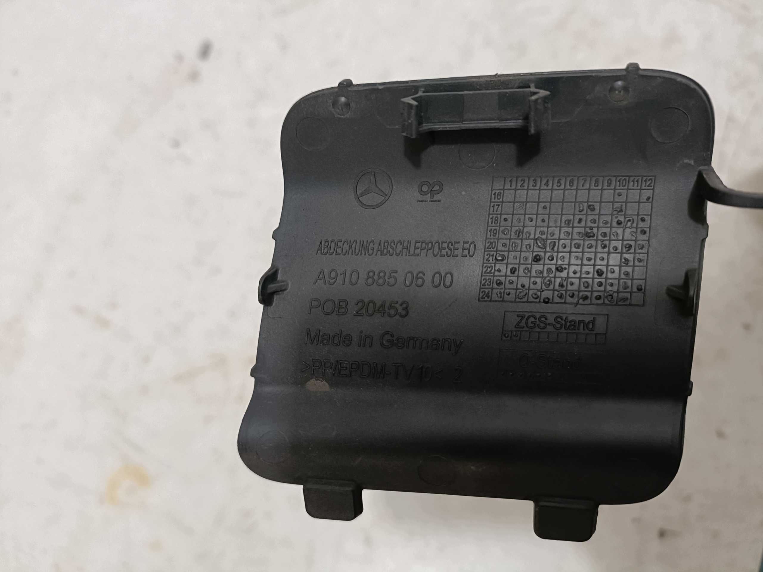 ^ MERCEDES BENZ SPRINTER W910 abschleppöse der stoßstange vorne A9108850600