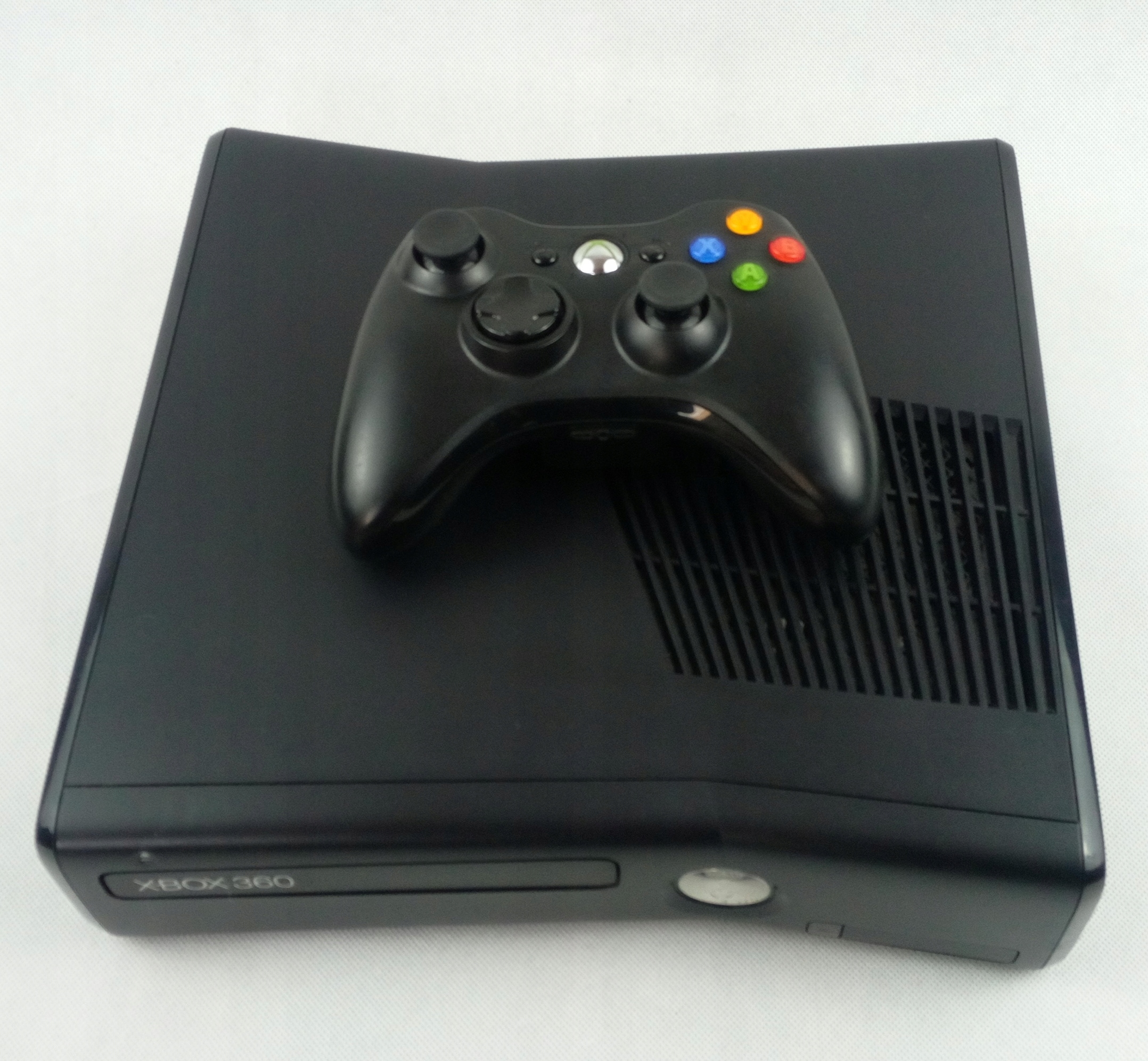 KONSOLA XBOX 360 SLIM 250GB ORYGINALNY PAD ZESTAW Komunikacja Bluetooth Wi-Fi