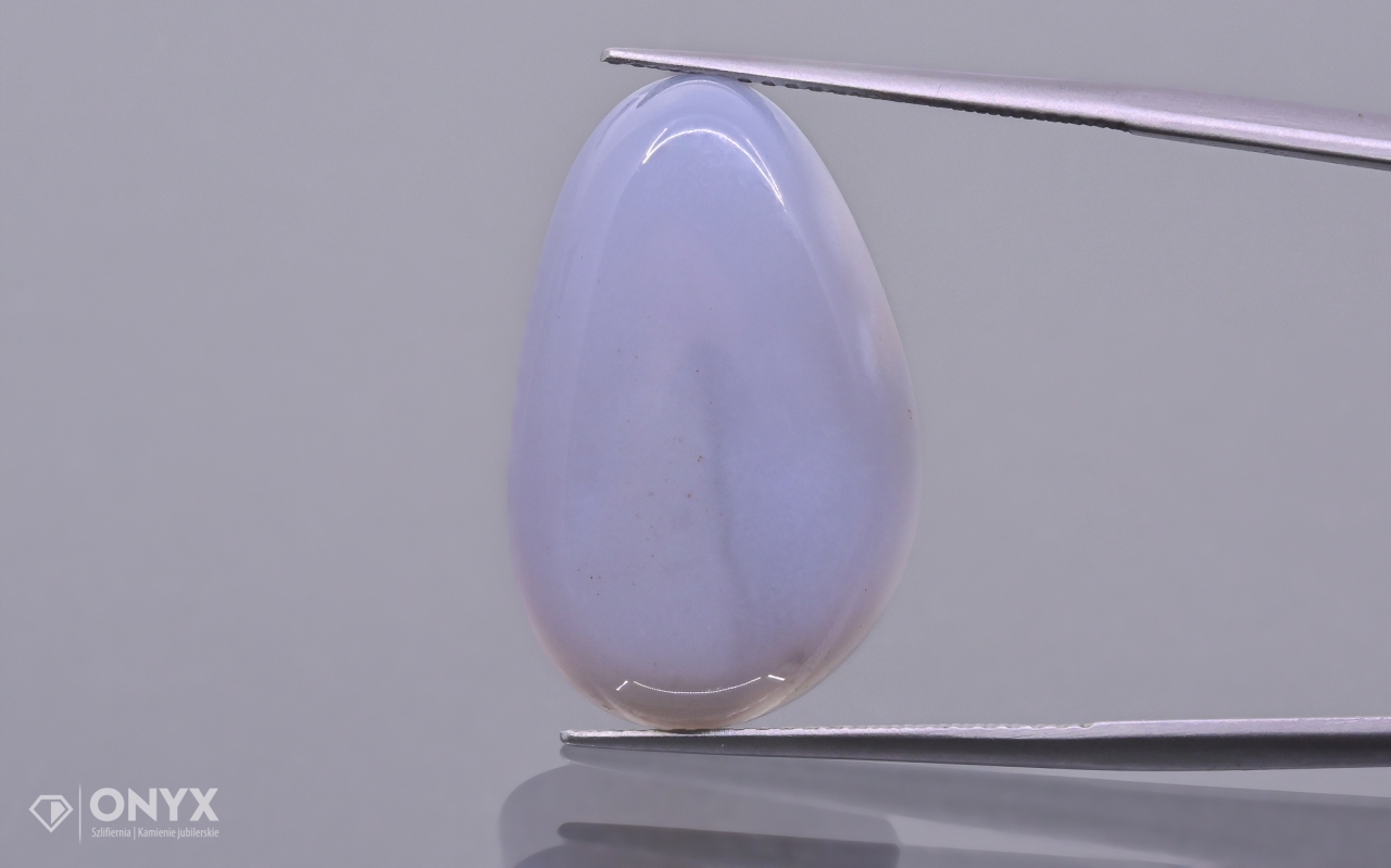 Chalcedon modrá konvexní nepravidelná destička 23,5x15 mm