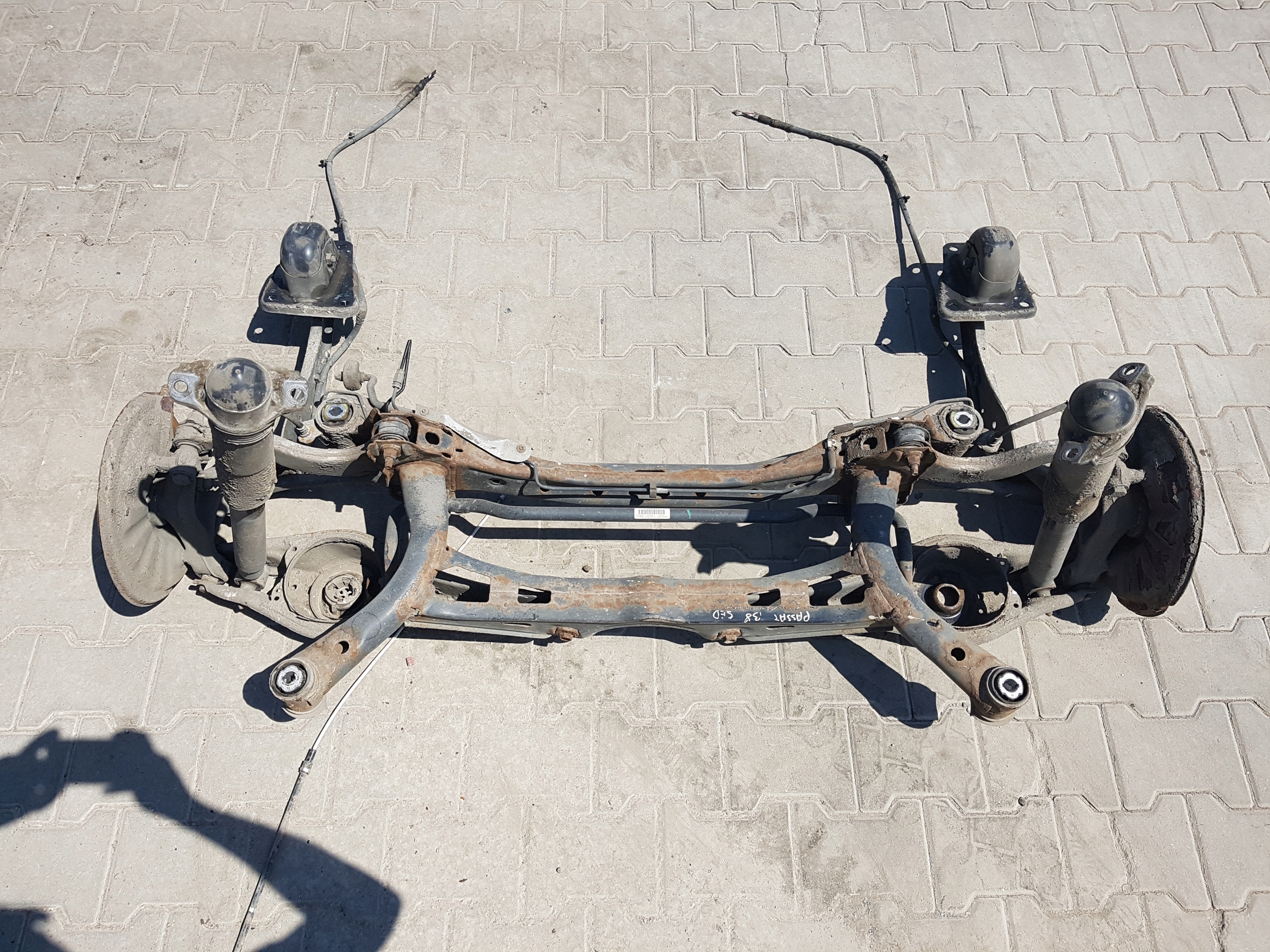 VW PASSAT B8 14r- BELKA ZAWIESZENIA TYŁ