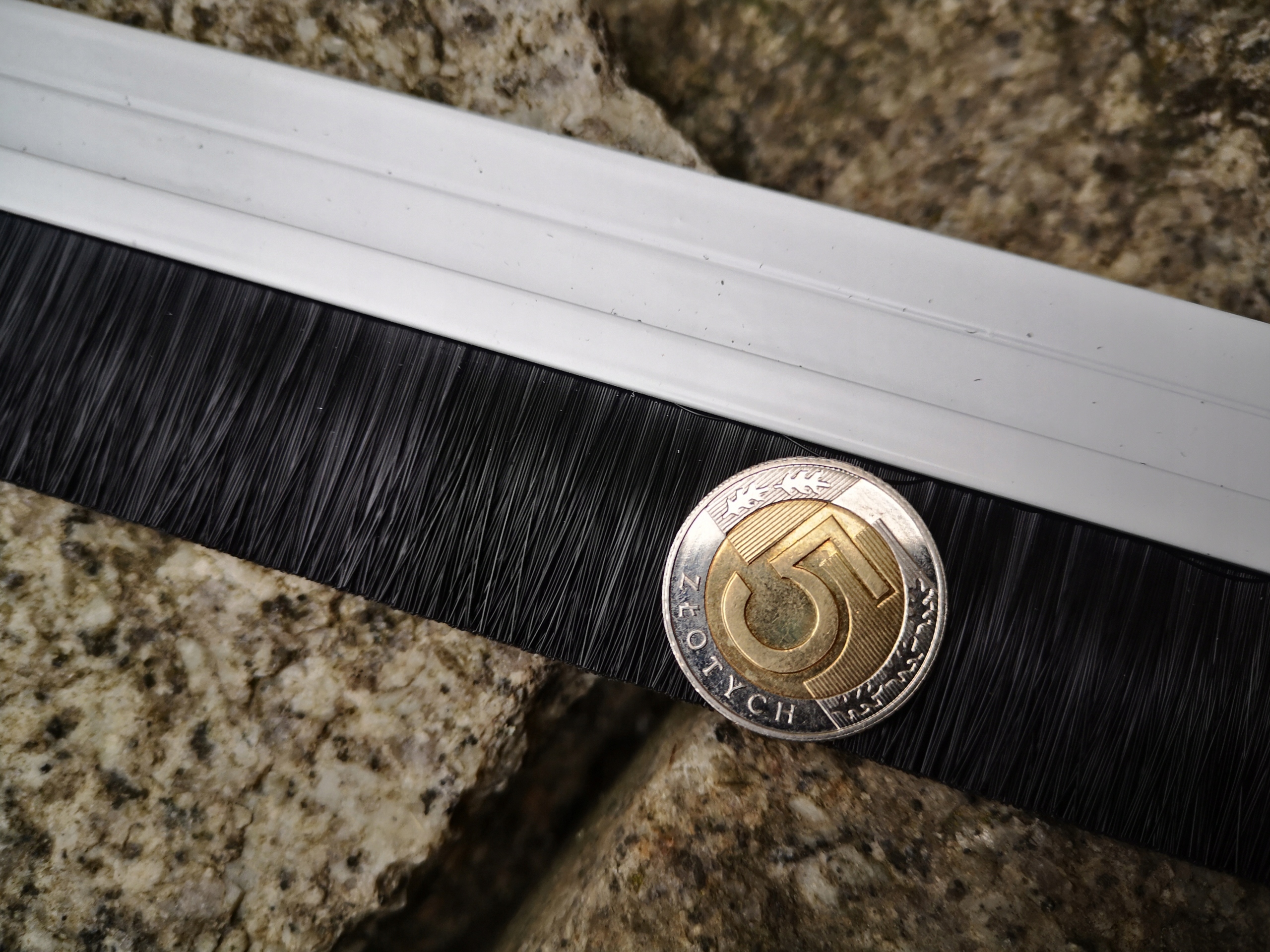 LISTWA DRZWIOWA USZCZELNIAJĄCA SZCZOTKOWA 1M 24MM Długość 100 cm