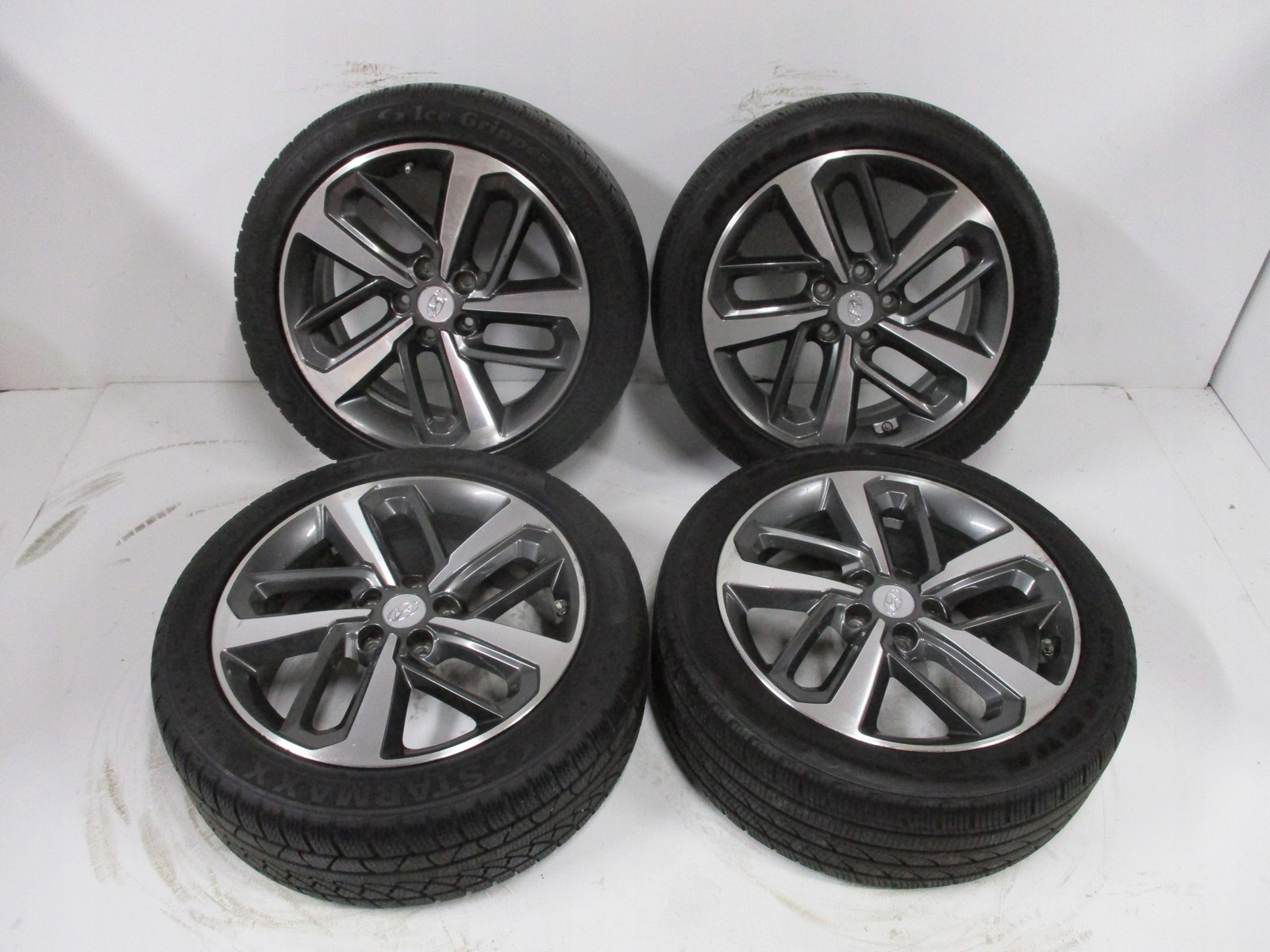 Колеса диски шини HYUNDAI KONA R18 M+S