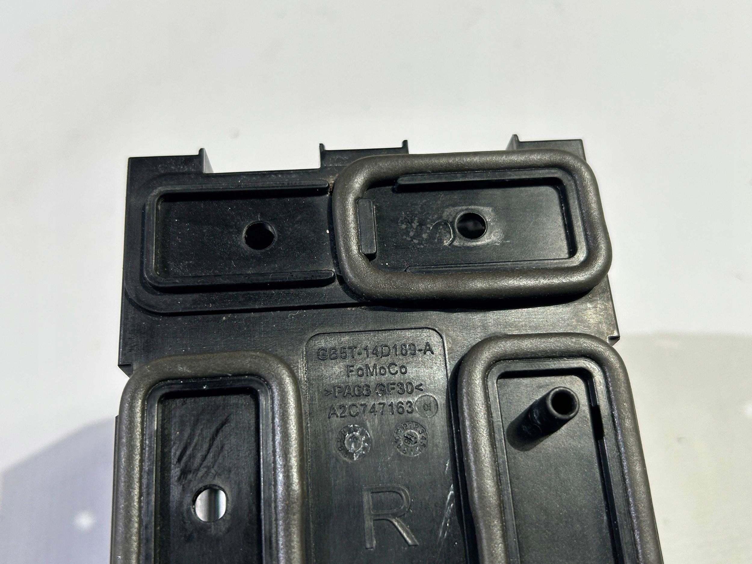 Датчик крепление правый FORD Explorer 2016-