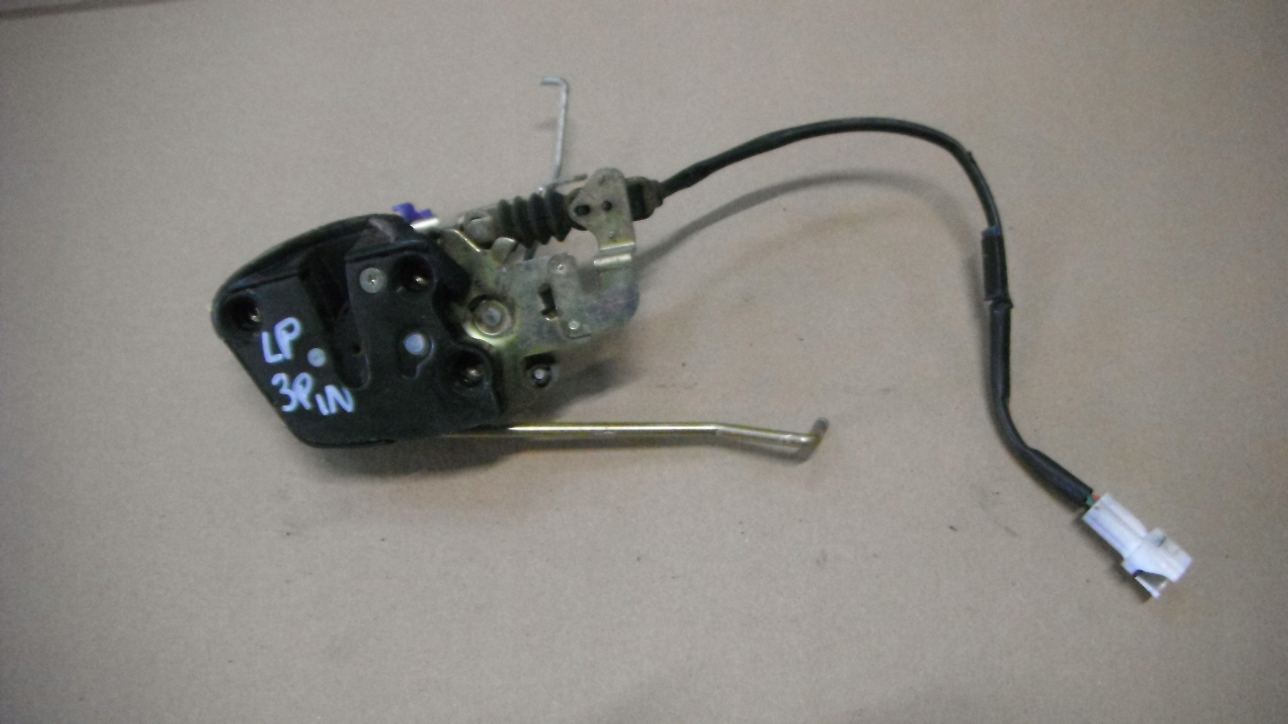 SUZUKI WAGON R+ 97-00 ZAMEK LEWY PRZEDNI