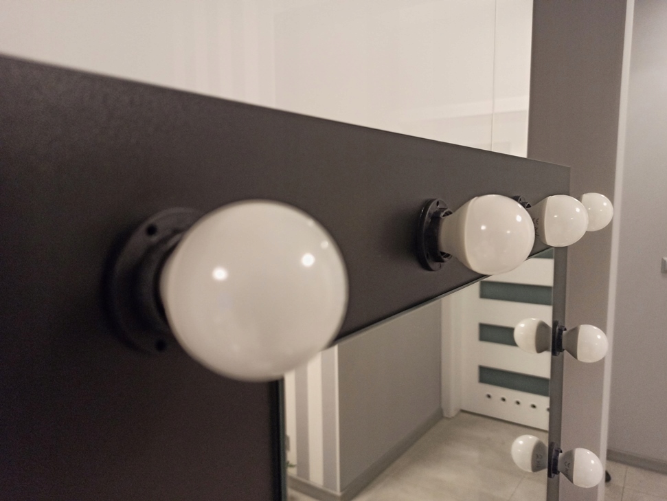 TOALETKA DO MAKIJAŻU Z OŚWIETLENIEM LUSTREM METAL Szerokość mebla 75 cm