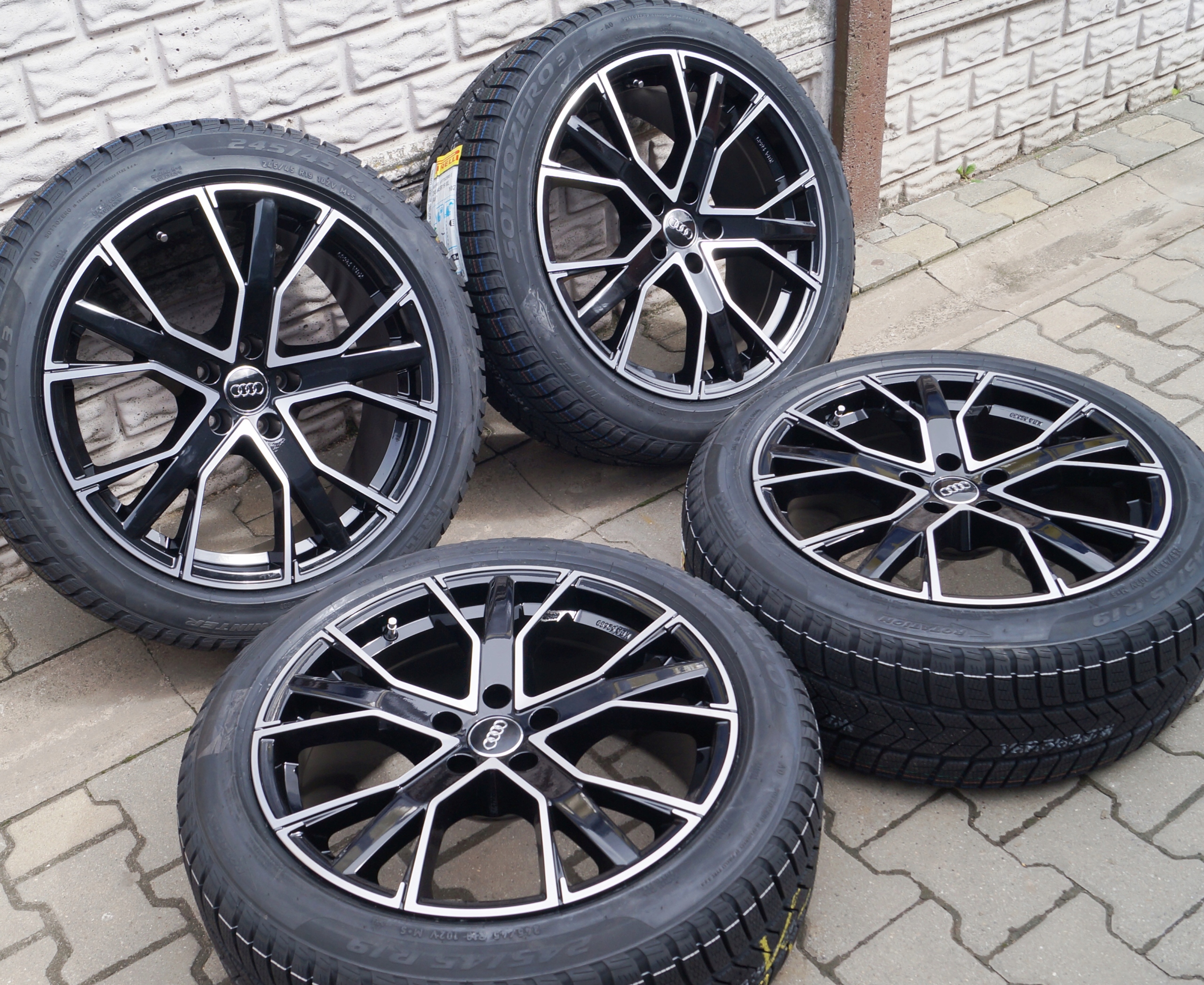 AUDI A6 C8 KOŁA ZIMOWE 245/45R19 PIRELLI NOWE Rodzaj felg Aluminiowe
