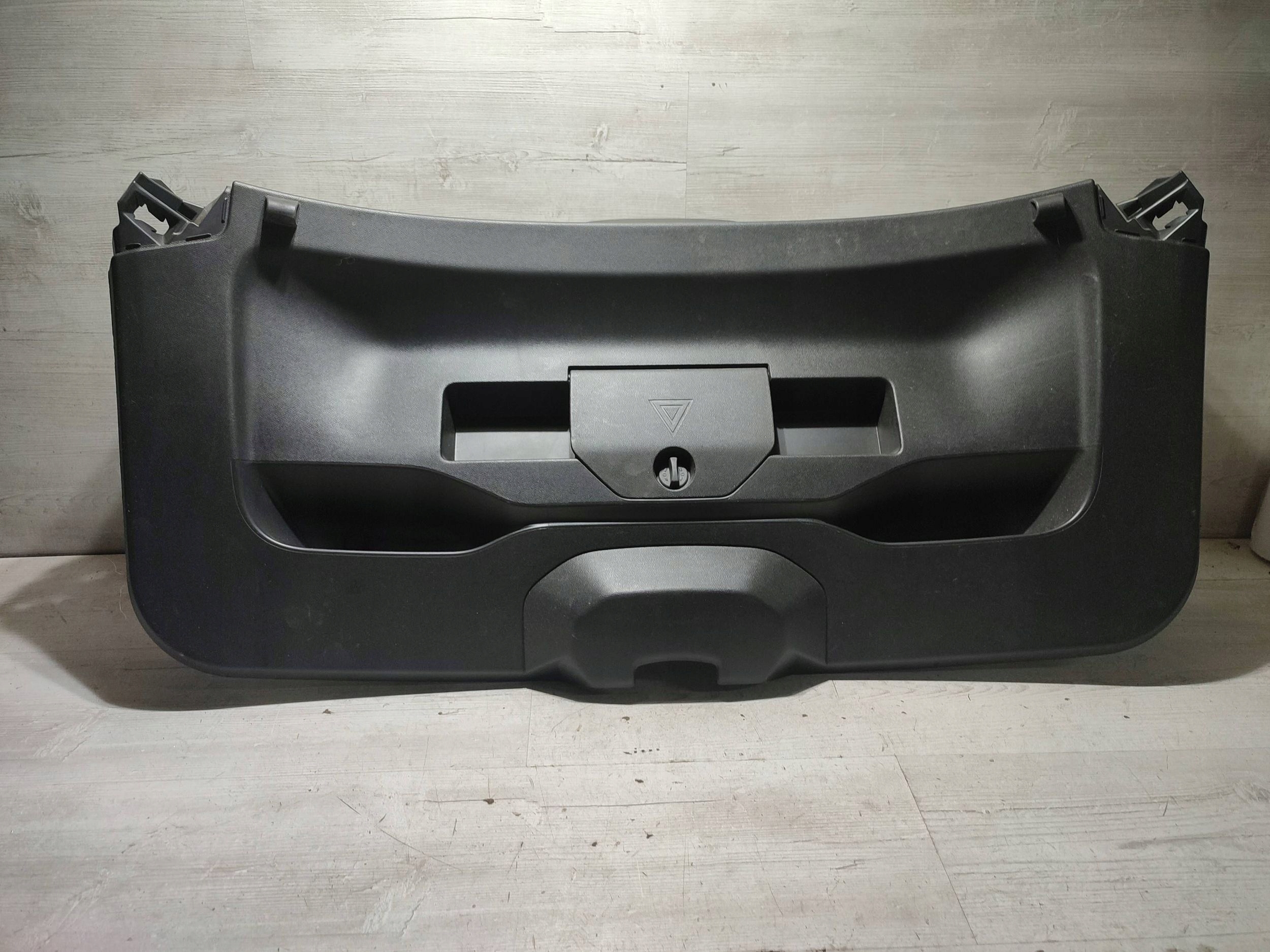 Peugeot 2008 II 2020 side of the rear bonnet boot