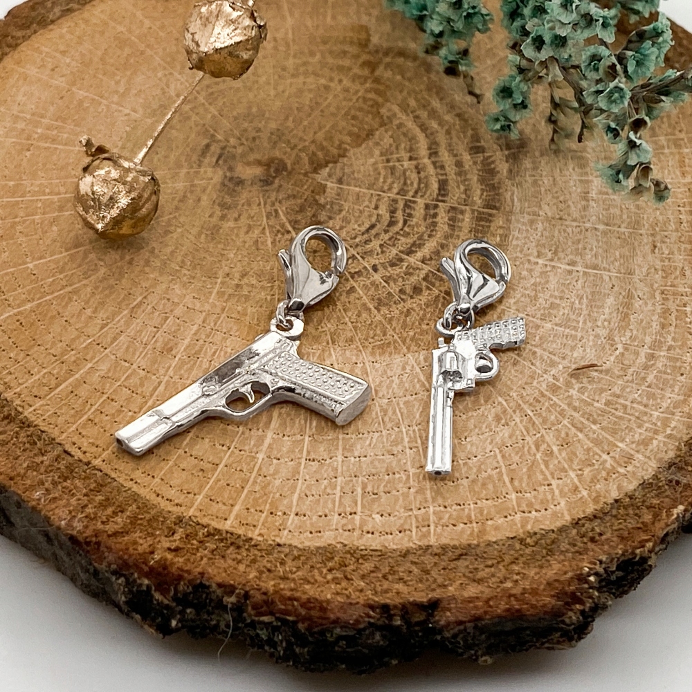 SREBRNY WISIOREK REWOLWER PISTOLET SPLUWA BROŃ 925 Materiał srebro