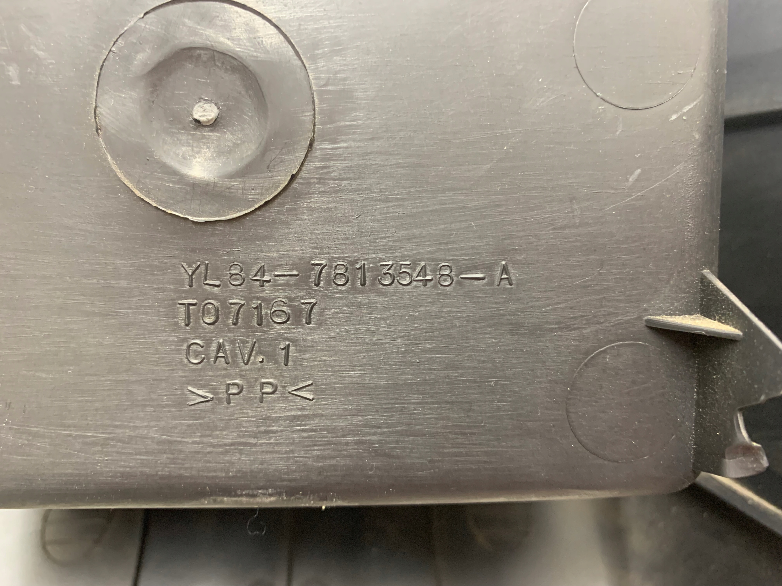 FORD MAVERICK II TUNEL mitte Handschuhfach heck YL847813548A