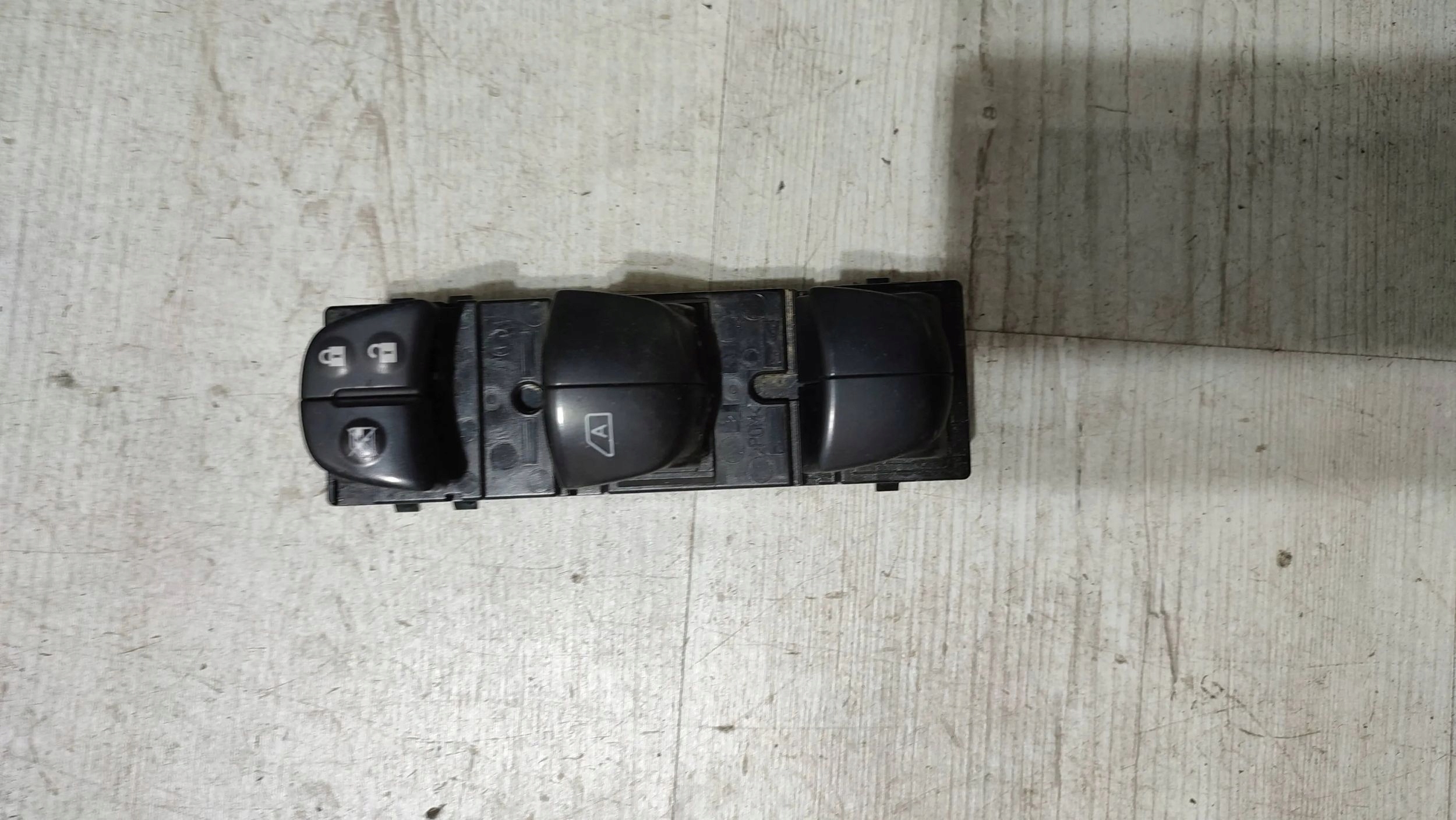 Nissan Qashqai 16r 1.5dci front side left button of the window windows