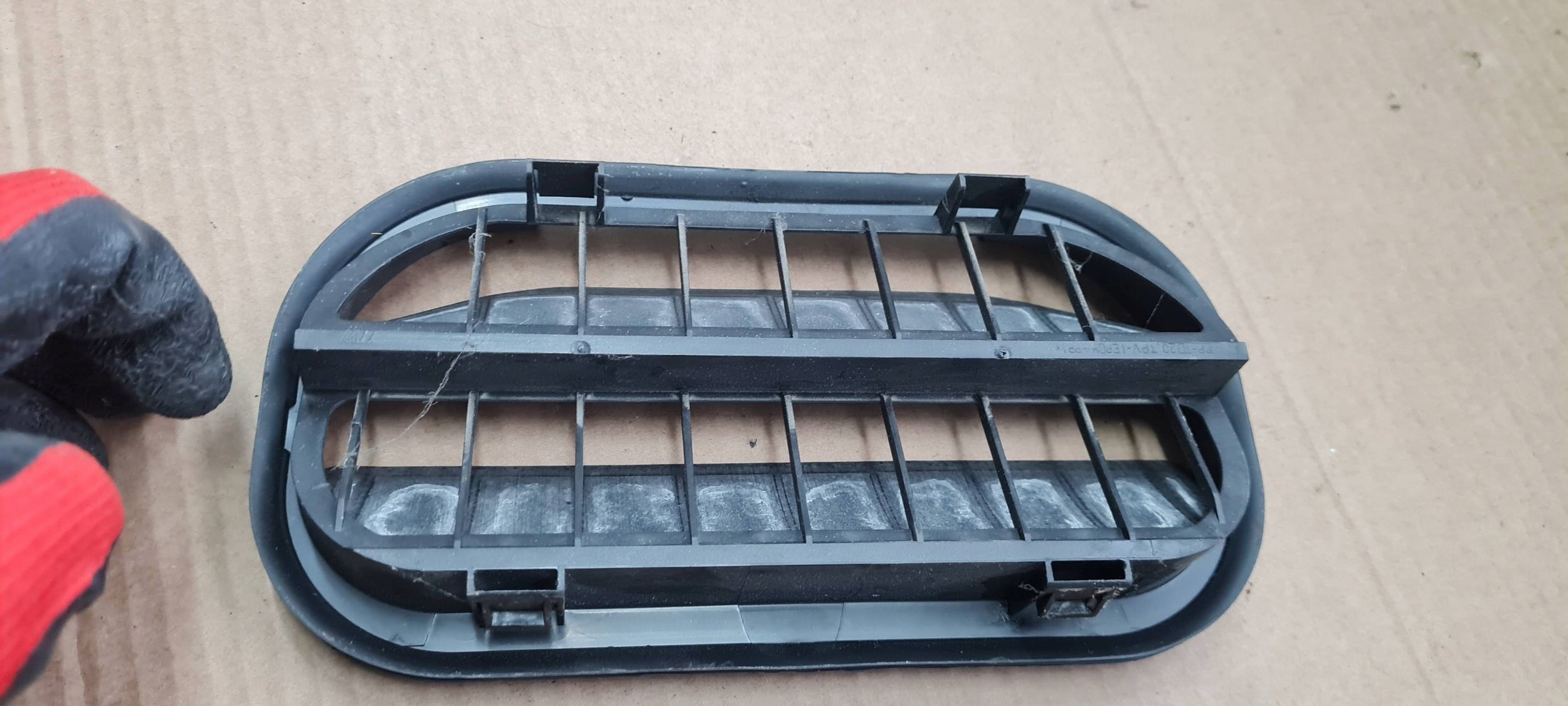 A4 B9 8W grid WENTYLACYJNA boot rear part 6R0819465A A5 8W