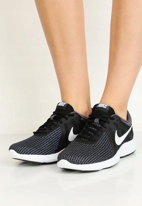 BUTY NIKE REVOLUTION 4 GS 943309 006 - R. 35,5 Model NIKE REVOLUTION 4 GS