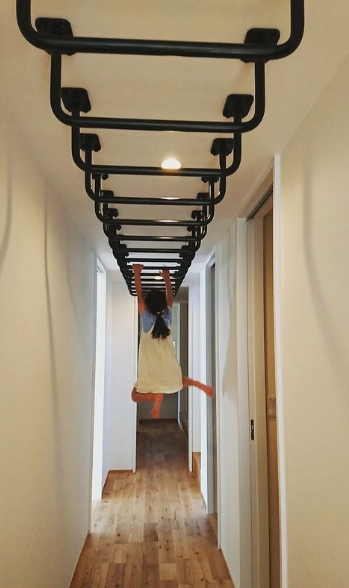 Drążek do podciągania sufitowy metalowy biały EAN (GTIN) 5908271395571