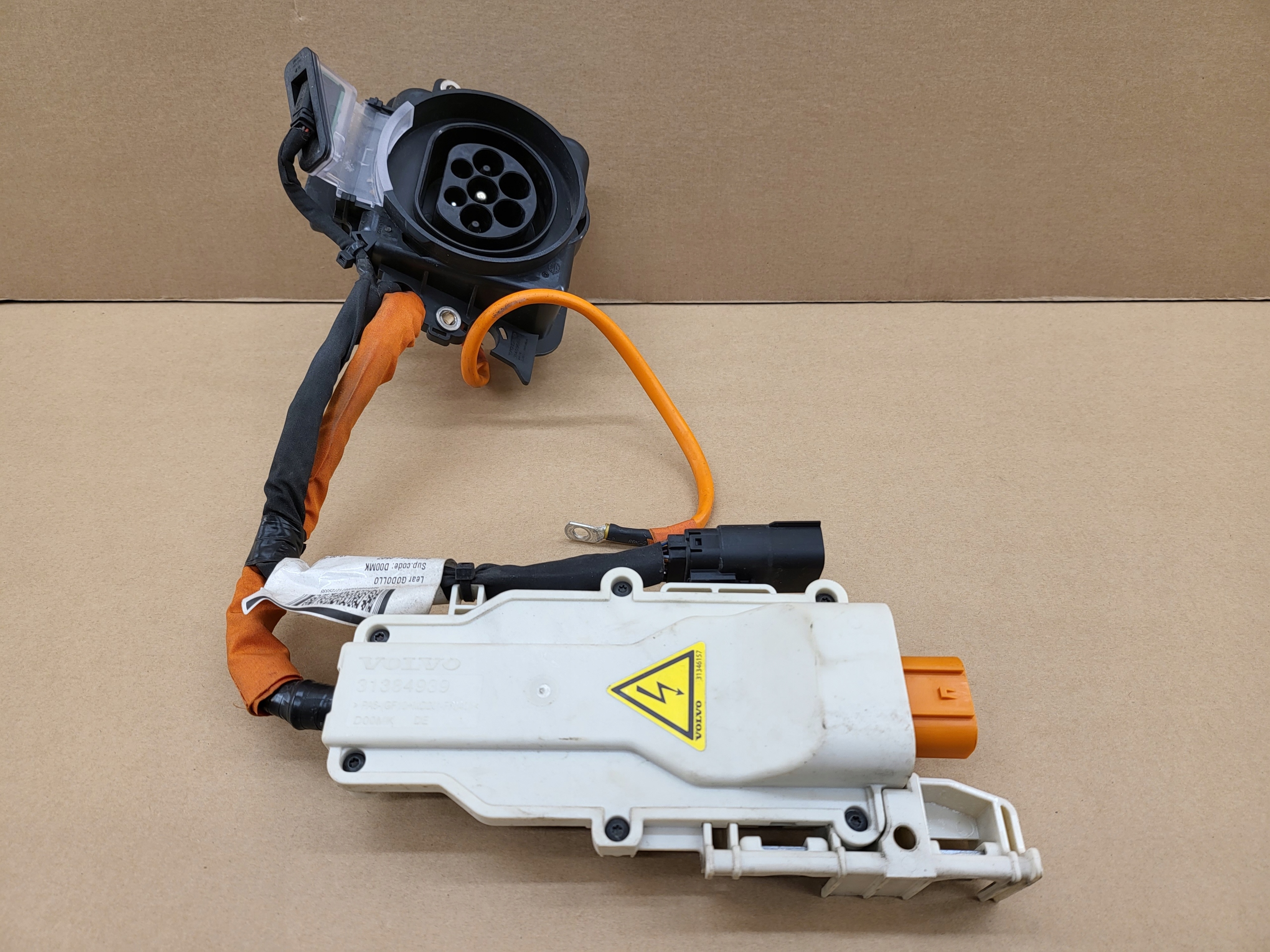 -097- 31409667 - ЗАРЯДНОЕ УСТРОЙСТВО VOLVO XC90 II XC60 II