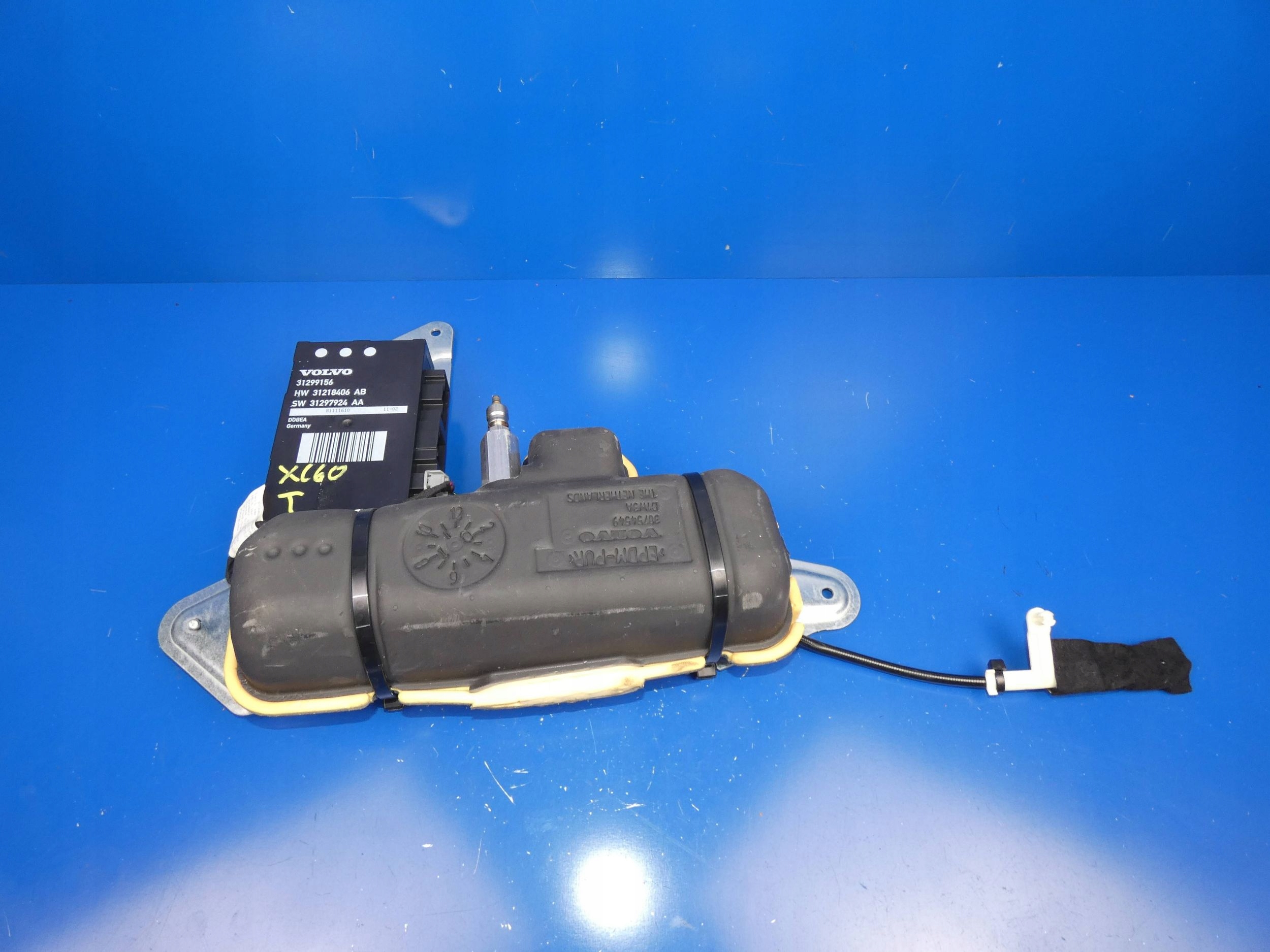 VOLVO XC60 and mechanism lifting bonnet boot pump