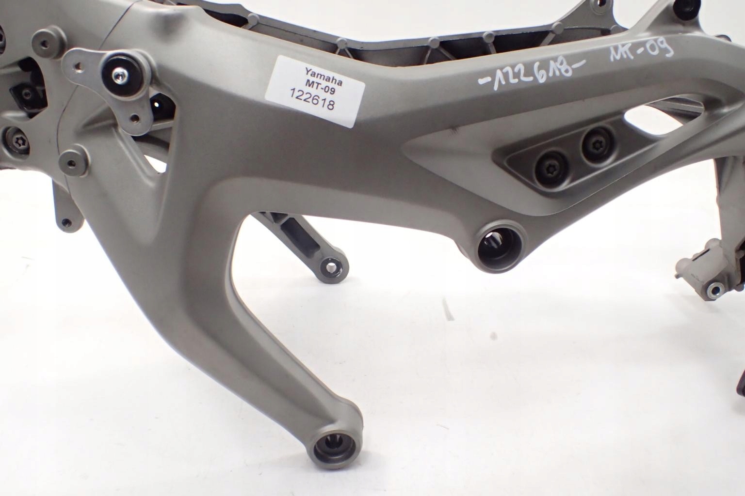 Yamaha MT 09 13 17 Rama Weight with packaging 32 kg