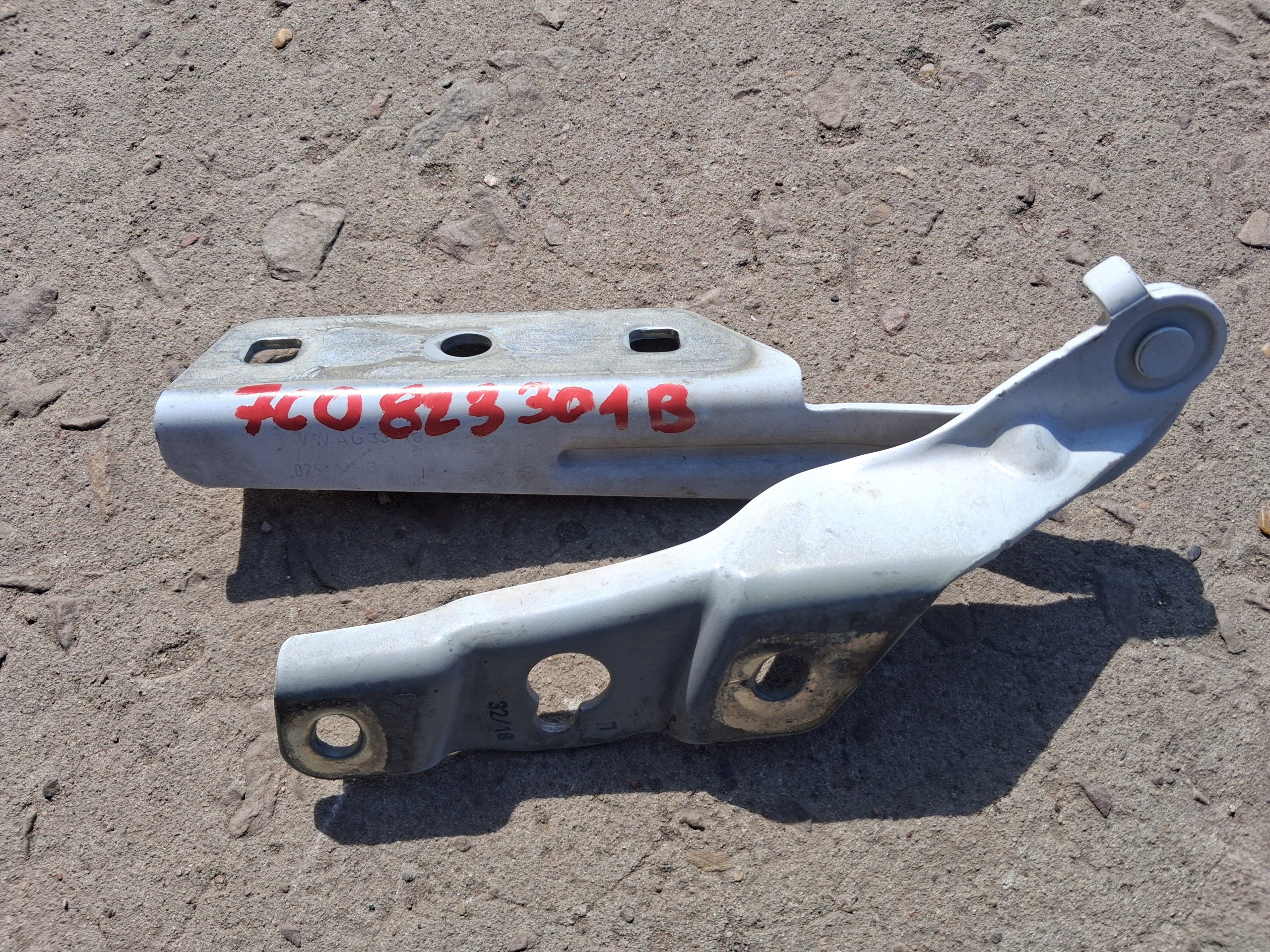 Cerniera del cofano VW 7C0823301B