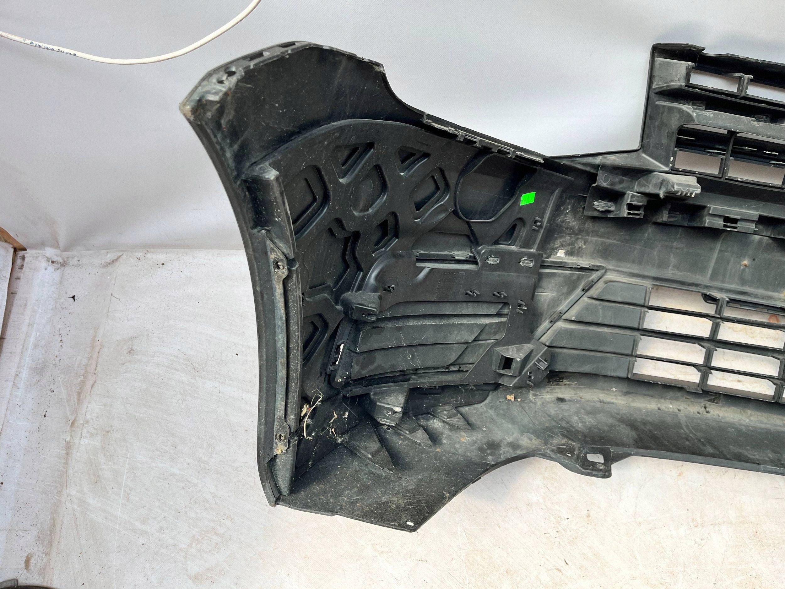 Frontstoßstange VOLKSWAGEN CADDY unter RADAR 2K5807221J @M
