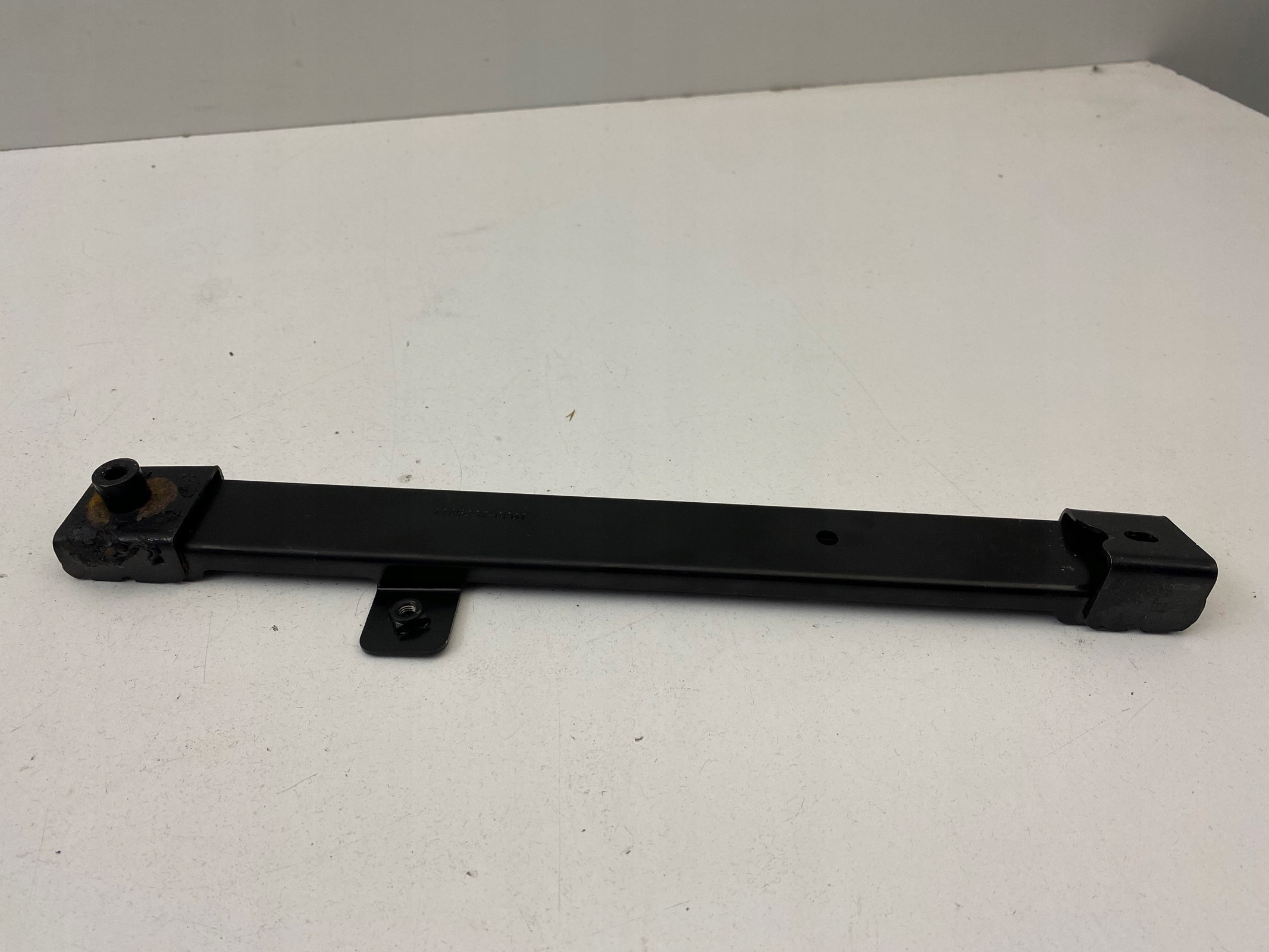 11A5337CP - MCLAREN MP4 12C РУЧКА СТІЙКА КРІПЛЕННЯ ДВЕРІ 12-