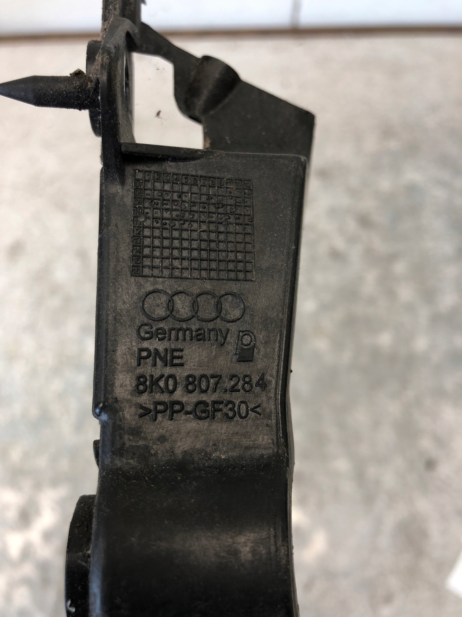 bumper bracket right front AUDI A4 B8 8K0807284