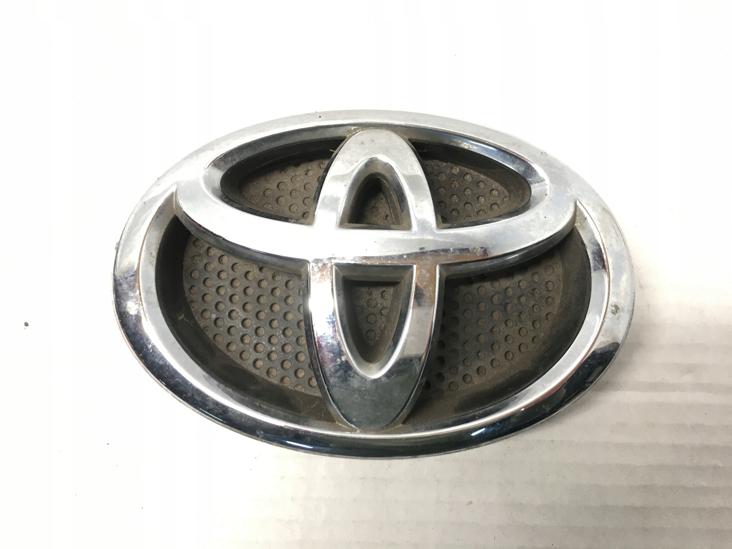 ЗНАЧОК ПЕРЕДНИЙ 75311-02140 TOYOTA YARIS III
