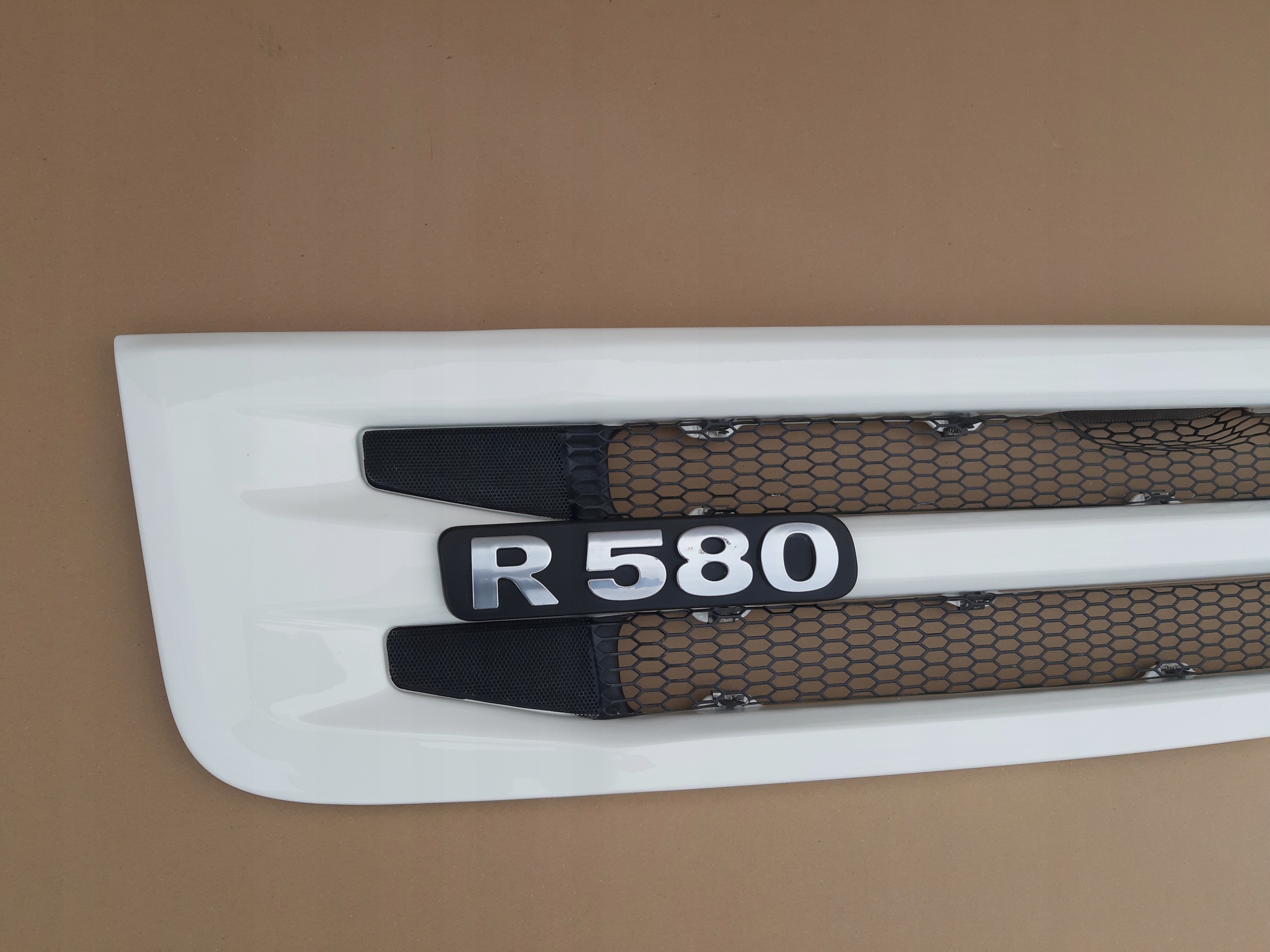 SCANIA R XPI ŁAWKA GRILL ATRAPA DOLNA 1885932 EMBLEMAT Producent części Scania OE