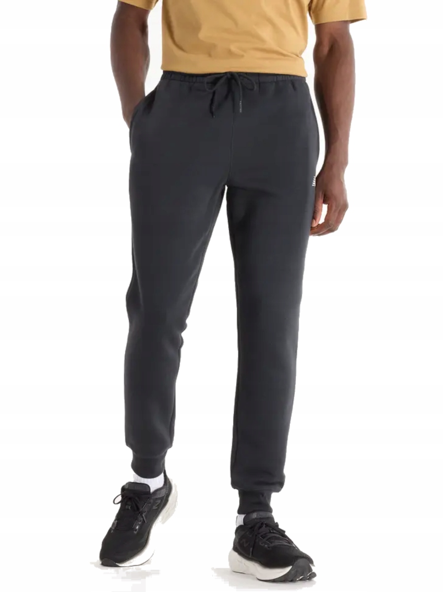 Pánské tepláky New Balance MP43904BK teplákové joggery černé XL
