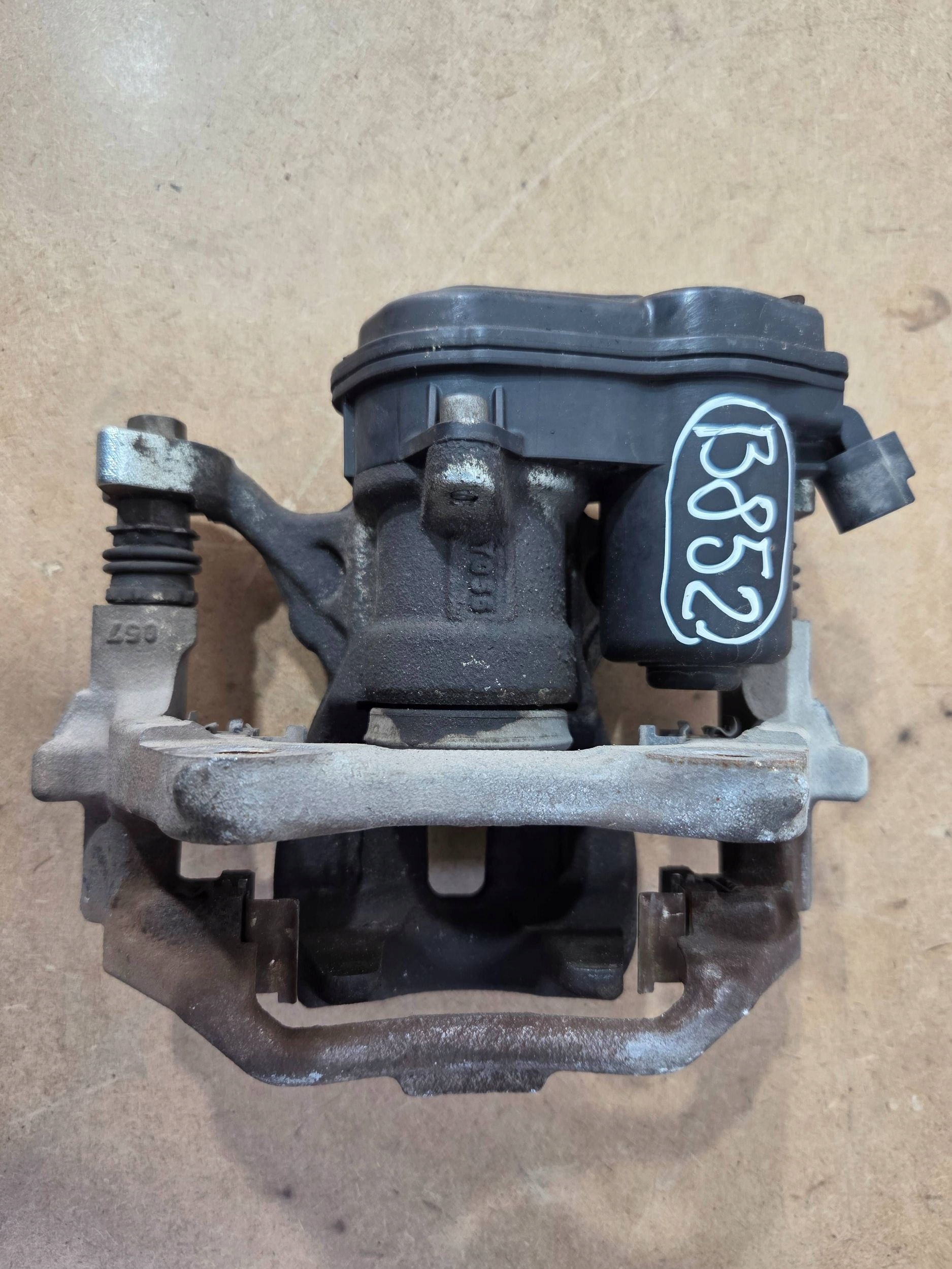 Toyota Corolla E210 E21 caliper brake rear left F391 (B852)