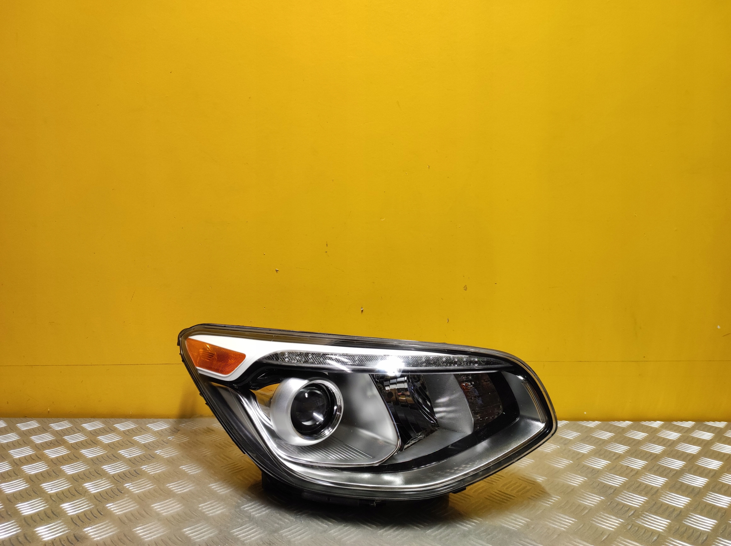 Kia OE 92102-B2110 фара передня права