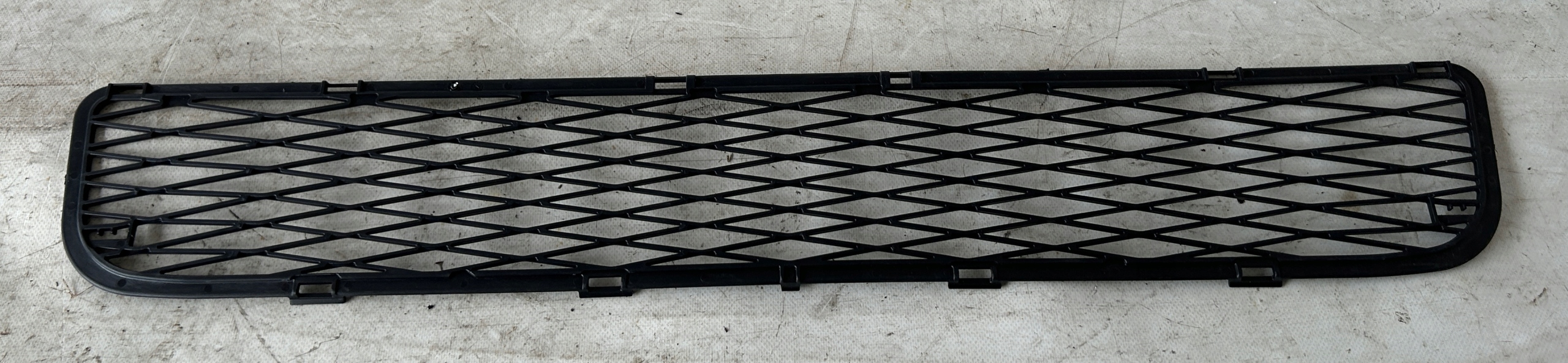 grid central of a bumper front TOYOTA YARIS II