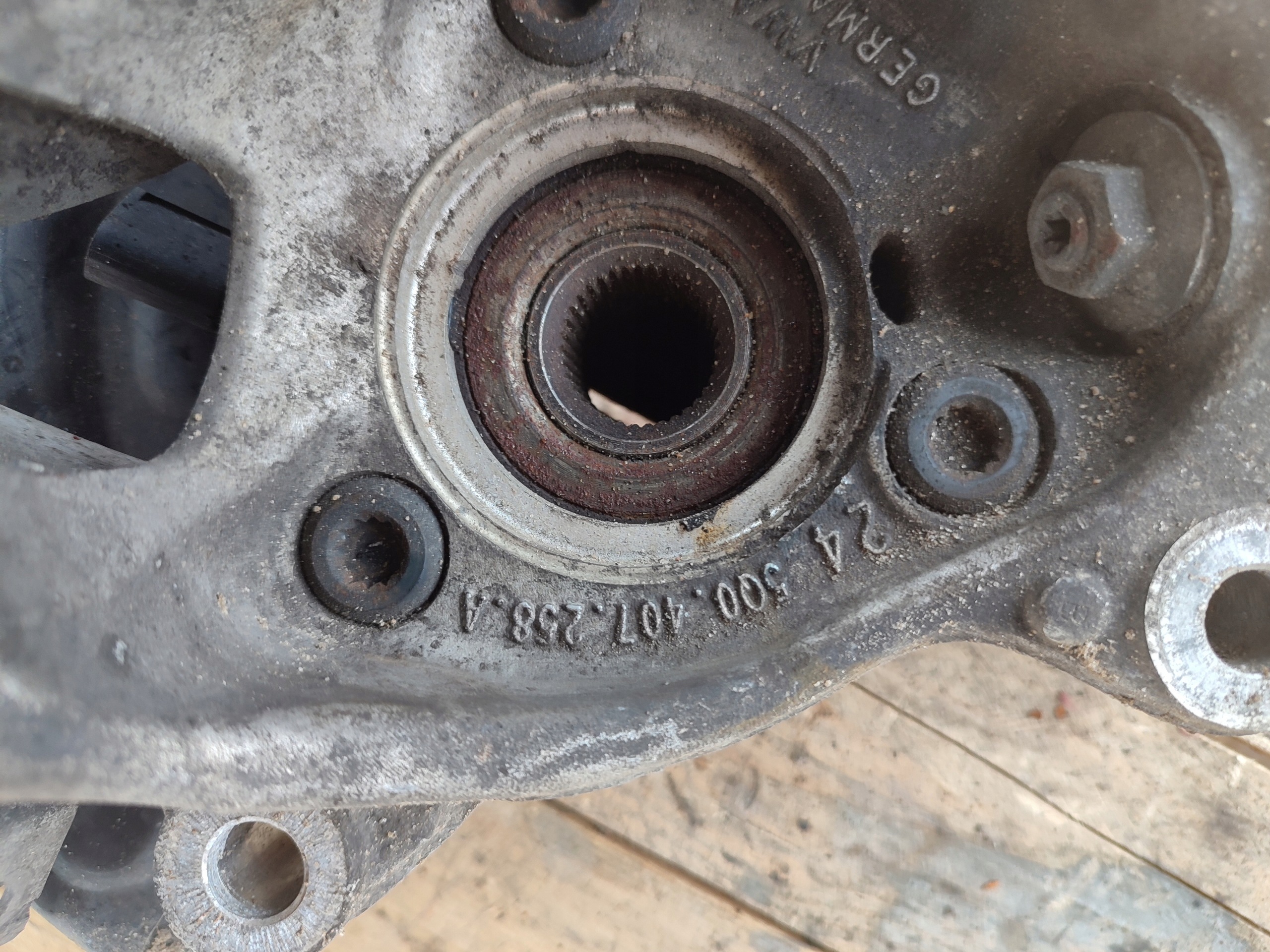 otoč čepu levý předek VOLKSWAGEN GOLF VII 5Q0407258A