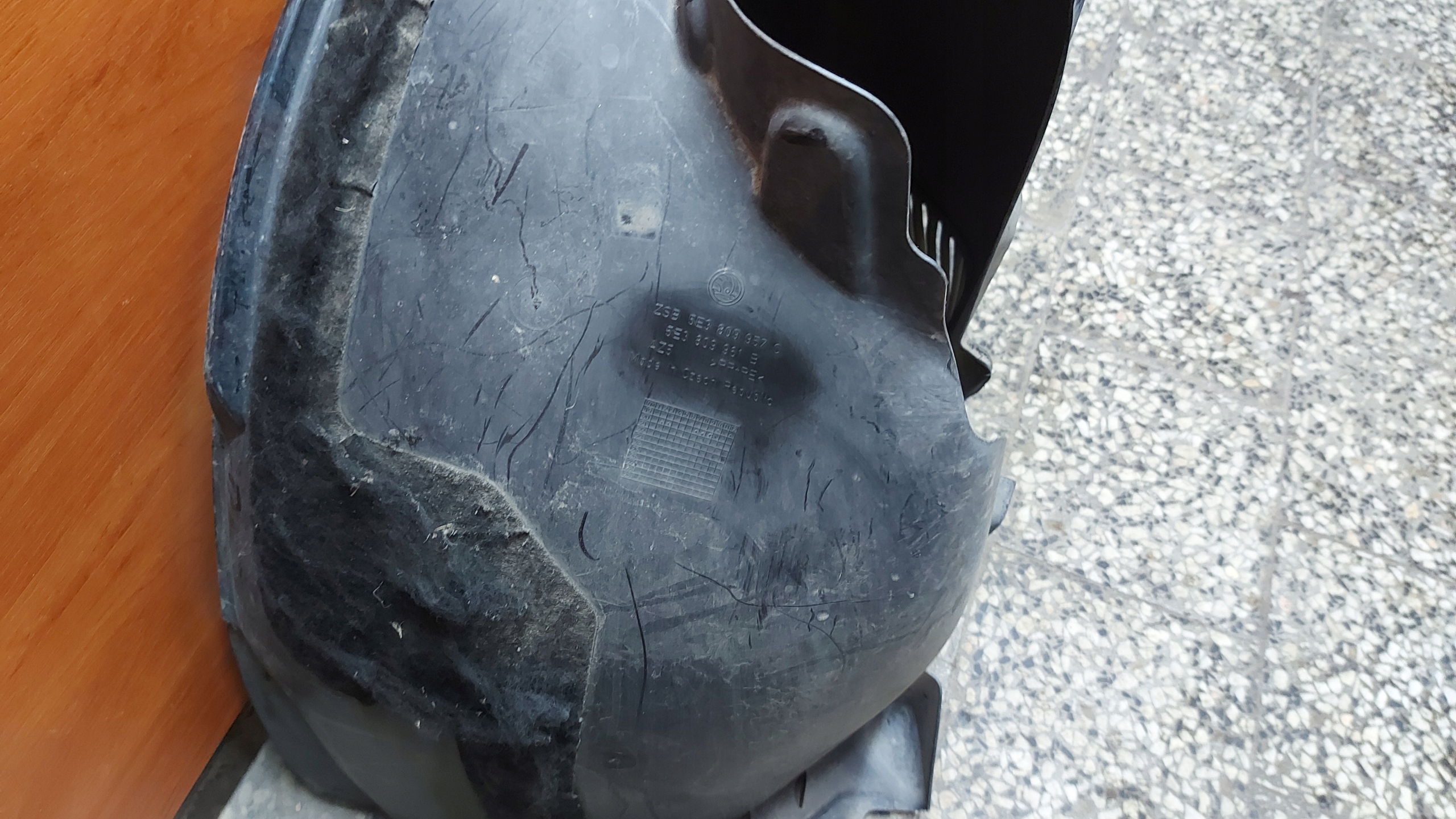 mudguard left front SKODA OCTAVIA IV 20