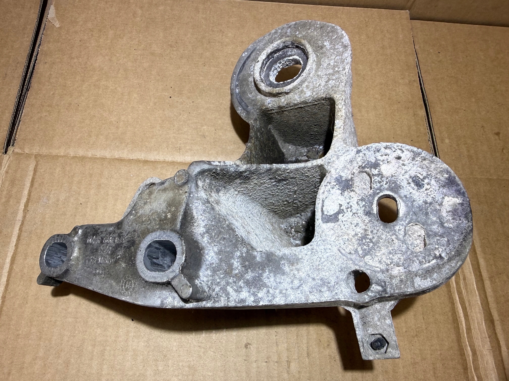 AUDI A6 C6 LIFT 2.0 TDI Support Support plaque Support moteur plaque montage fixation 4F0199352N