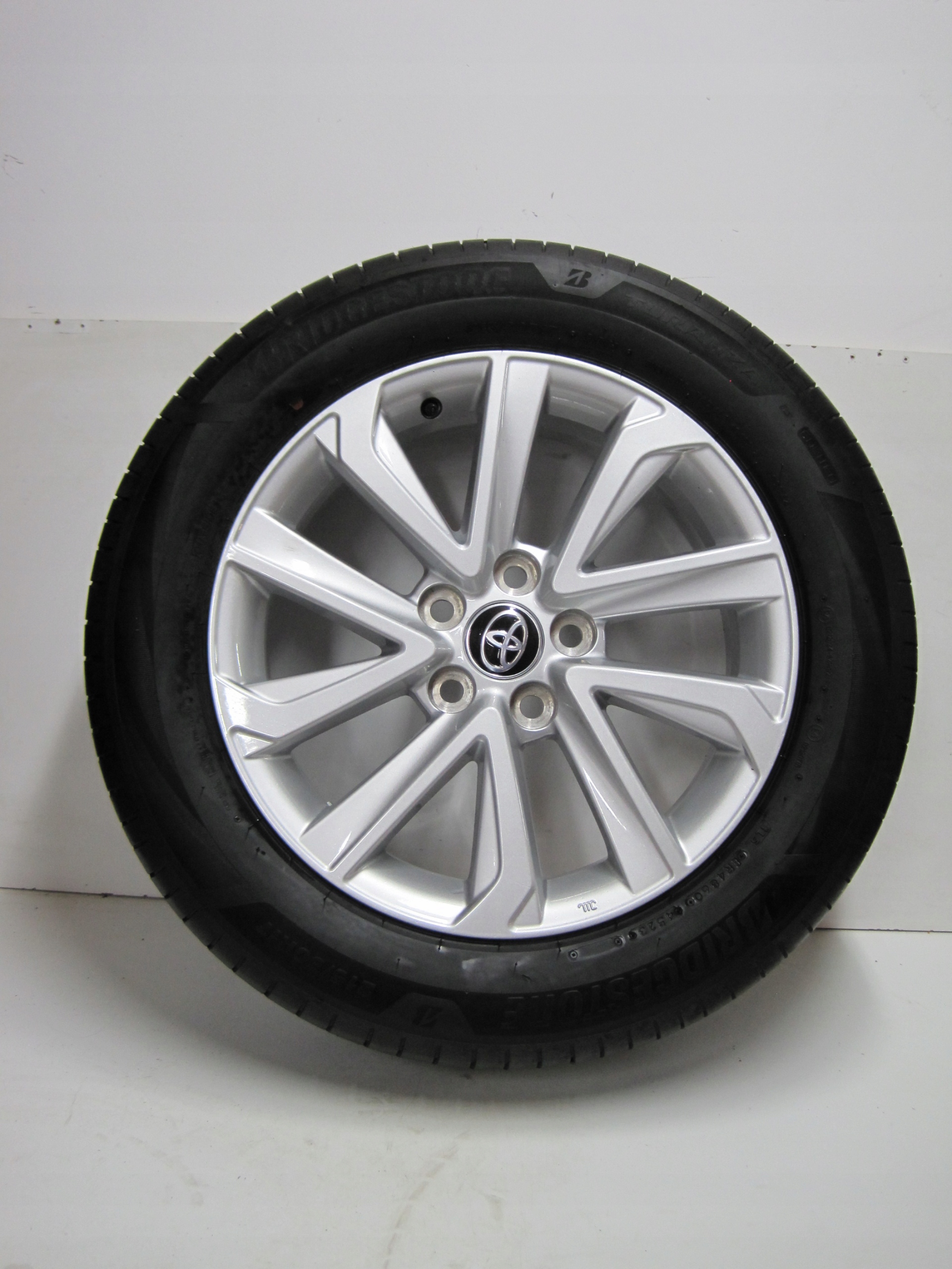wheels discs tyres TOYOTA COROLLA CROSS R17 23R