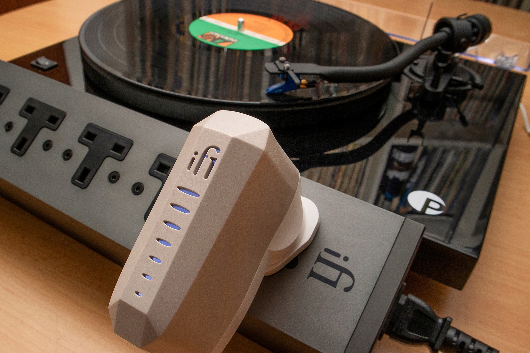 iFi Audio iPower X 9V/2.5A UPGRADE JAKOŚCI SYGNAŁU I MOCY + REDUKCJA SZUMÓW Liczba gniazd brak