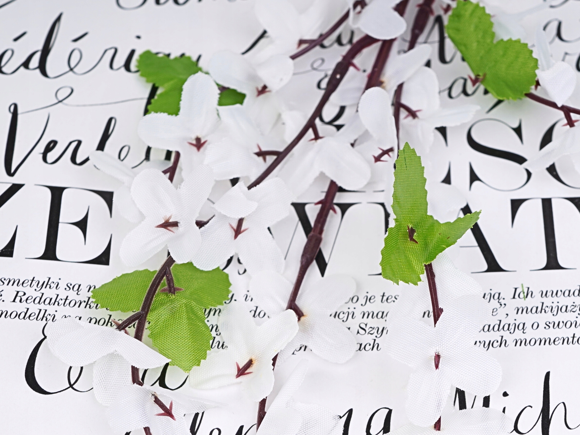 FORSYCJA BIAŁA SZTUCZNA GAŁĄZKA DŁUGA KWIATY WIOSENNE DODATEK STROIK 52CM Stan opakowania oryginalne