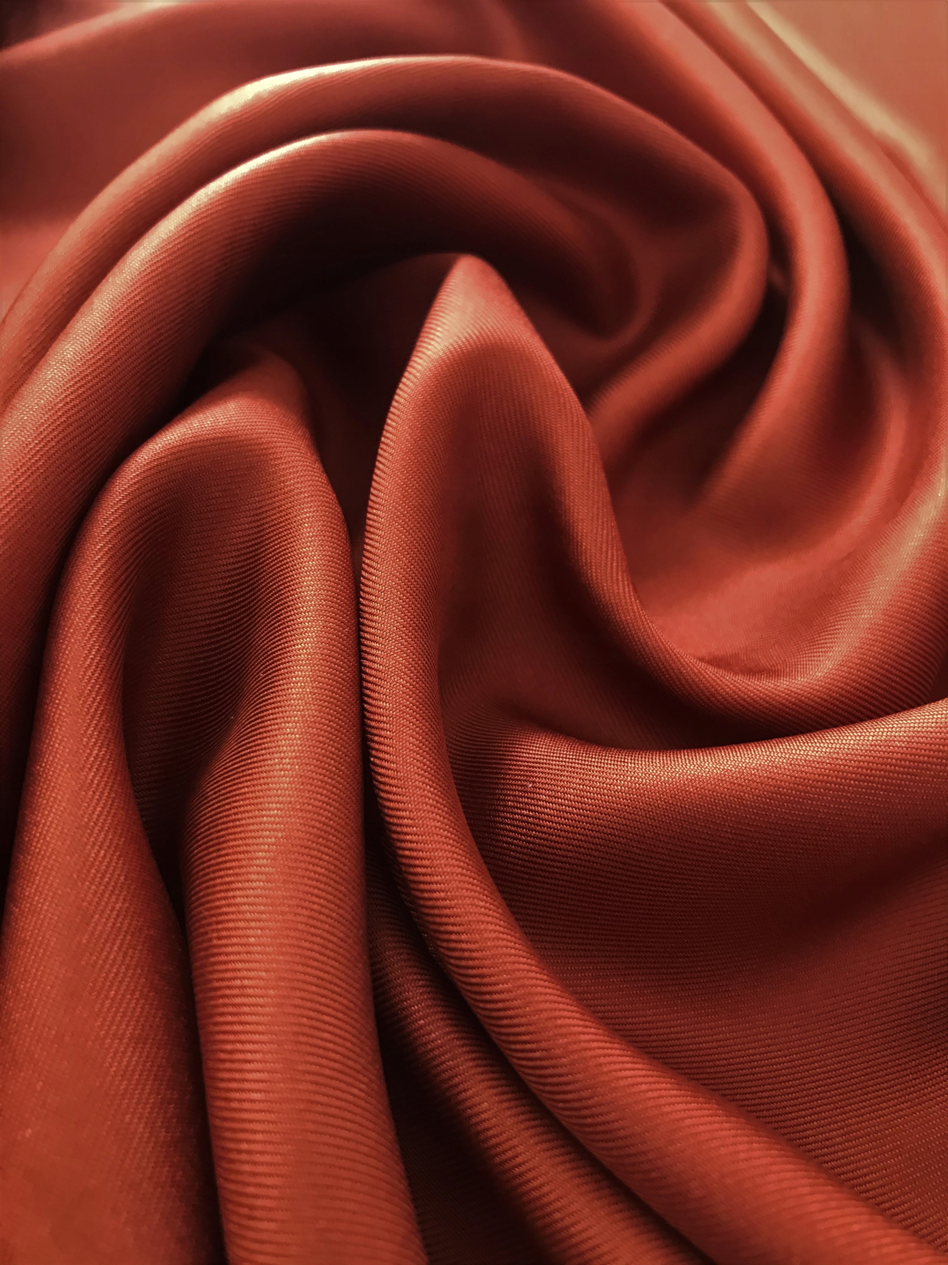 Látka 100% Hedvábí Vzor Diagonál Cihlový 110CM kupón