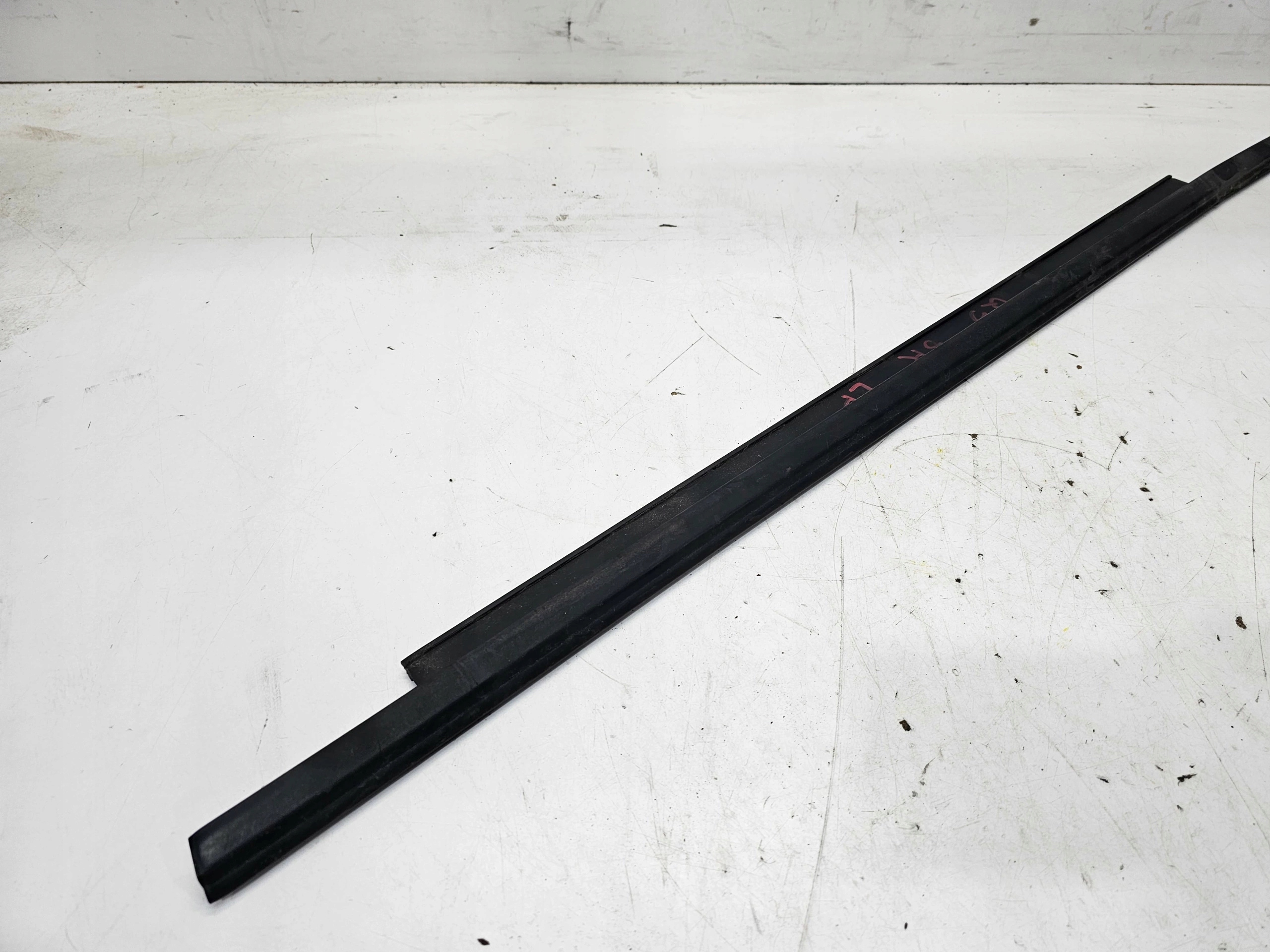 moulding door left front MAT AUDI Q5 8R 8R0837477D