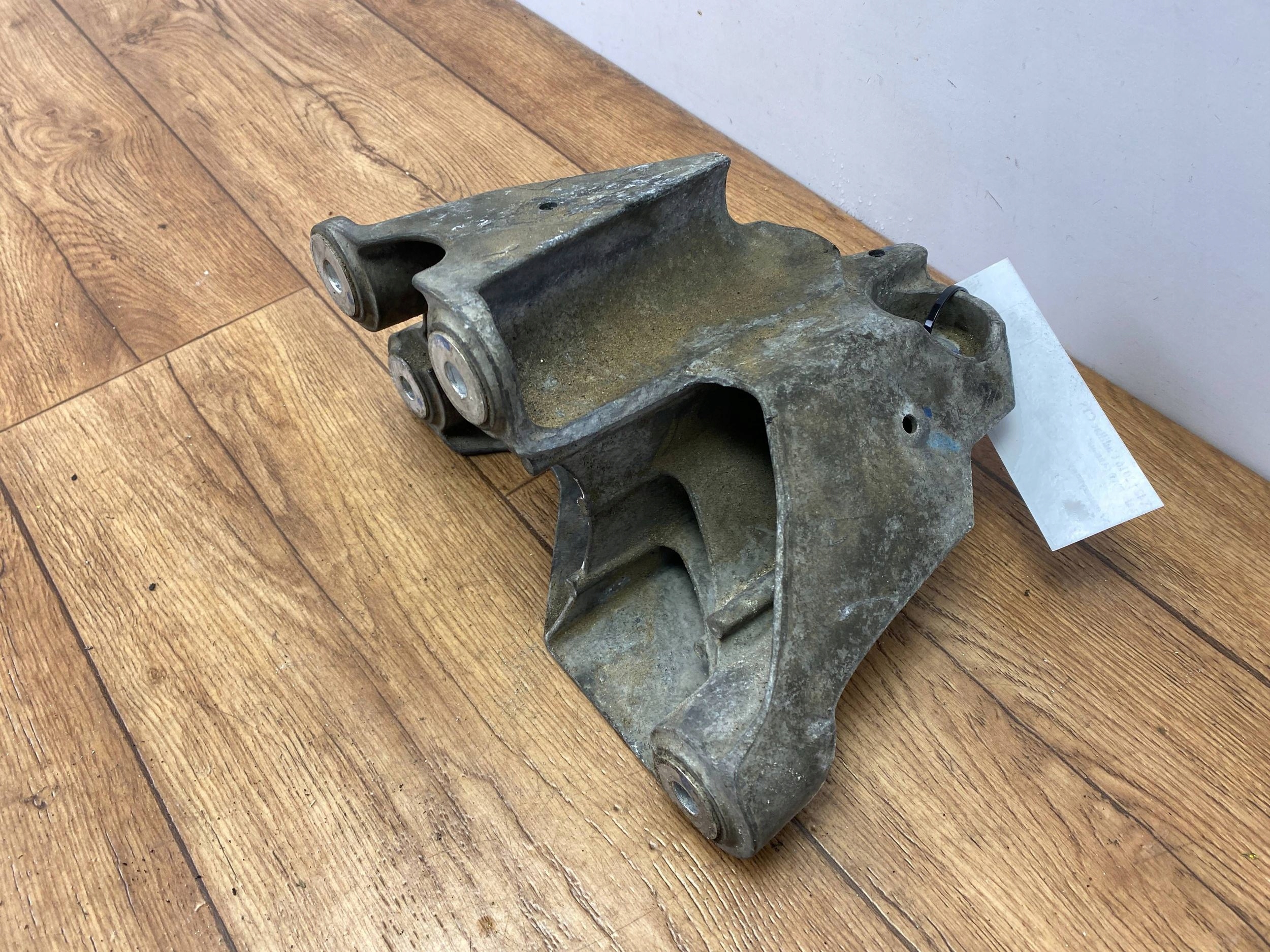 holder holder engine mount Cadillac CTS III 2014+