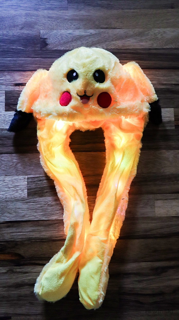 PLUSZOWA CZAPKA Z RUCHOMYMI USZAMI PIKACHU ŚWIECI Bohater Pokemon