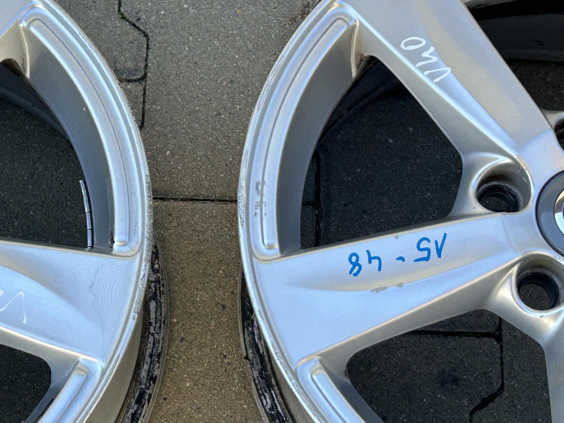 cerchi di alluminio 16 VOLVO V40 II 2012-2016 5X108 7J ET50 31317285 KOMPLET