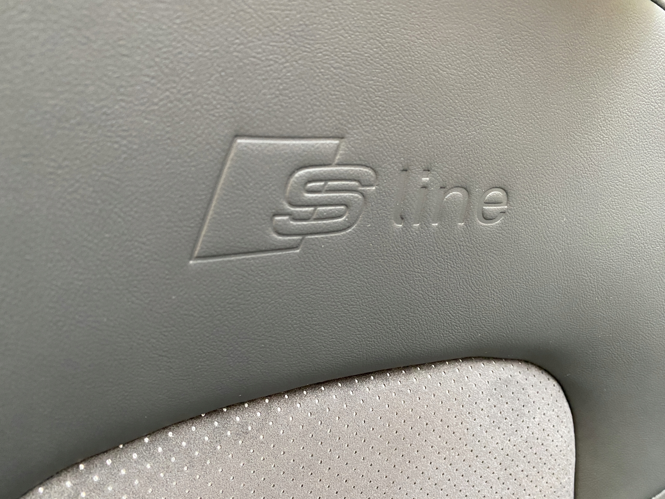AUDI Q3 8U SLINE SKORY Sitze