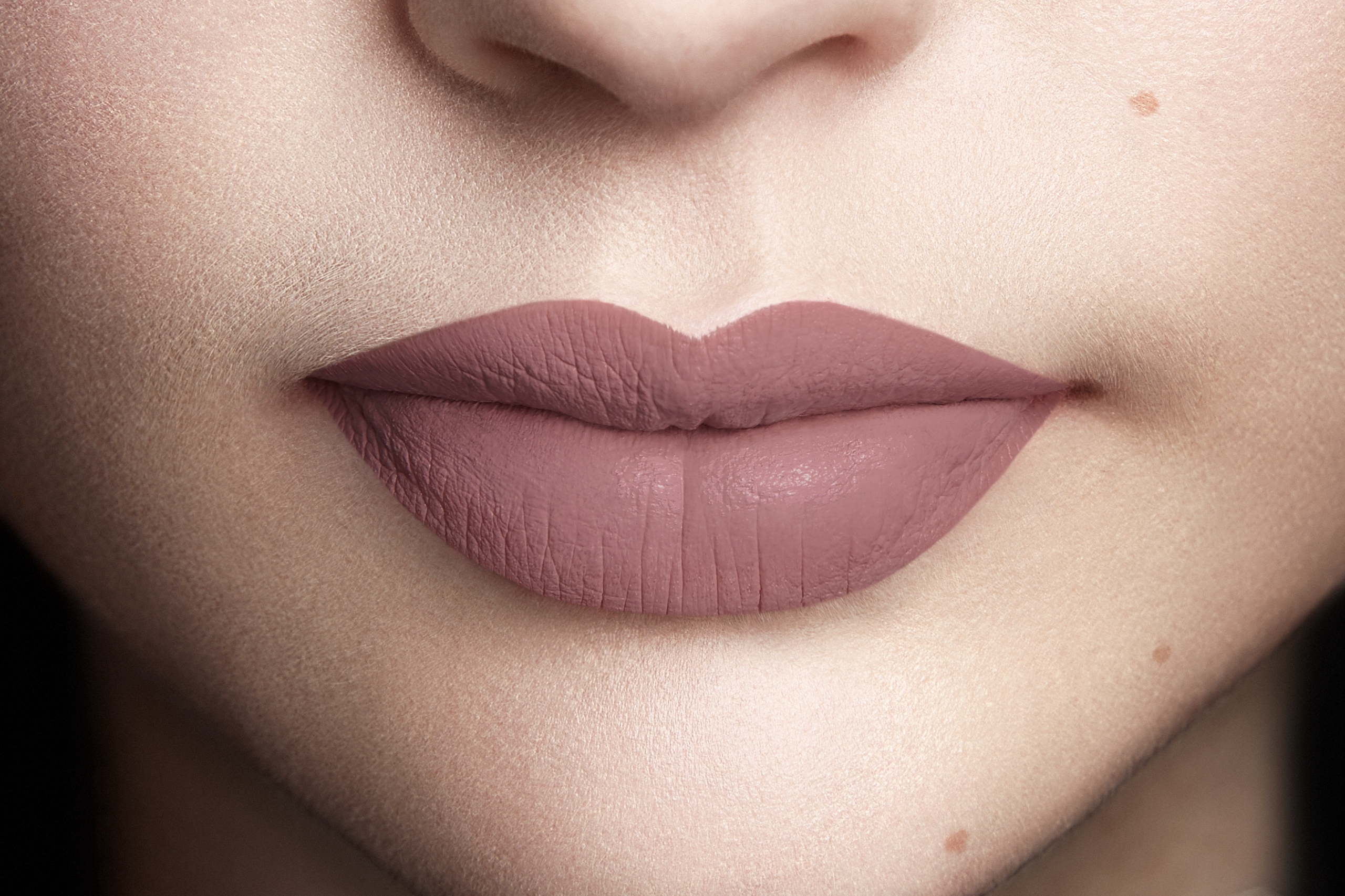 MATOWA POMADKA DO UST WODOODPORNA Z NUTĄ CZEKOLADY LOREAL CHOCOLATS 842 Marka L'Oréal Paris