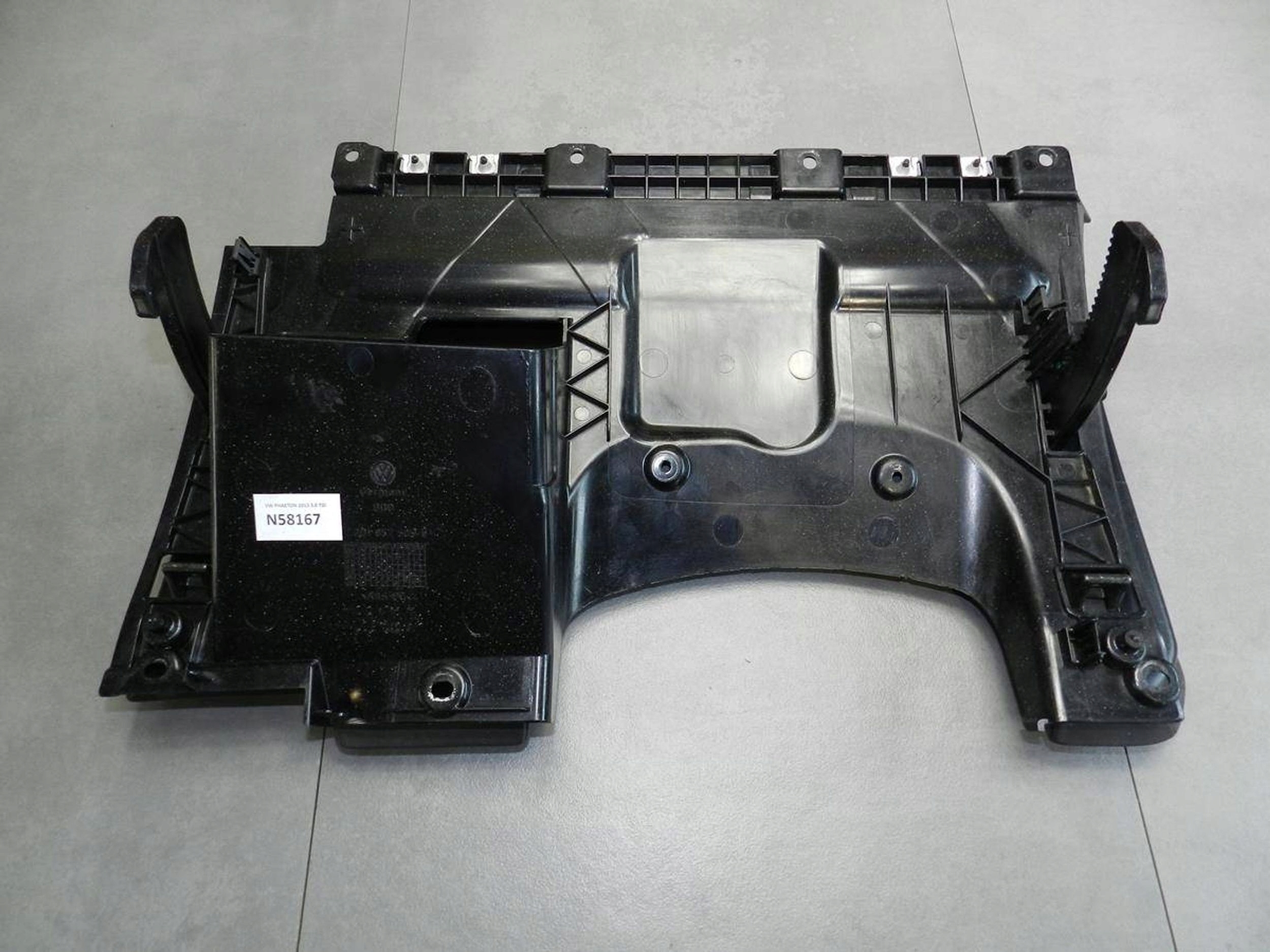 Volkswagen Phaeton passenger compartment below steering wheel, 3D1857505G