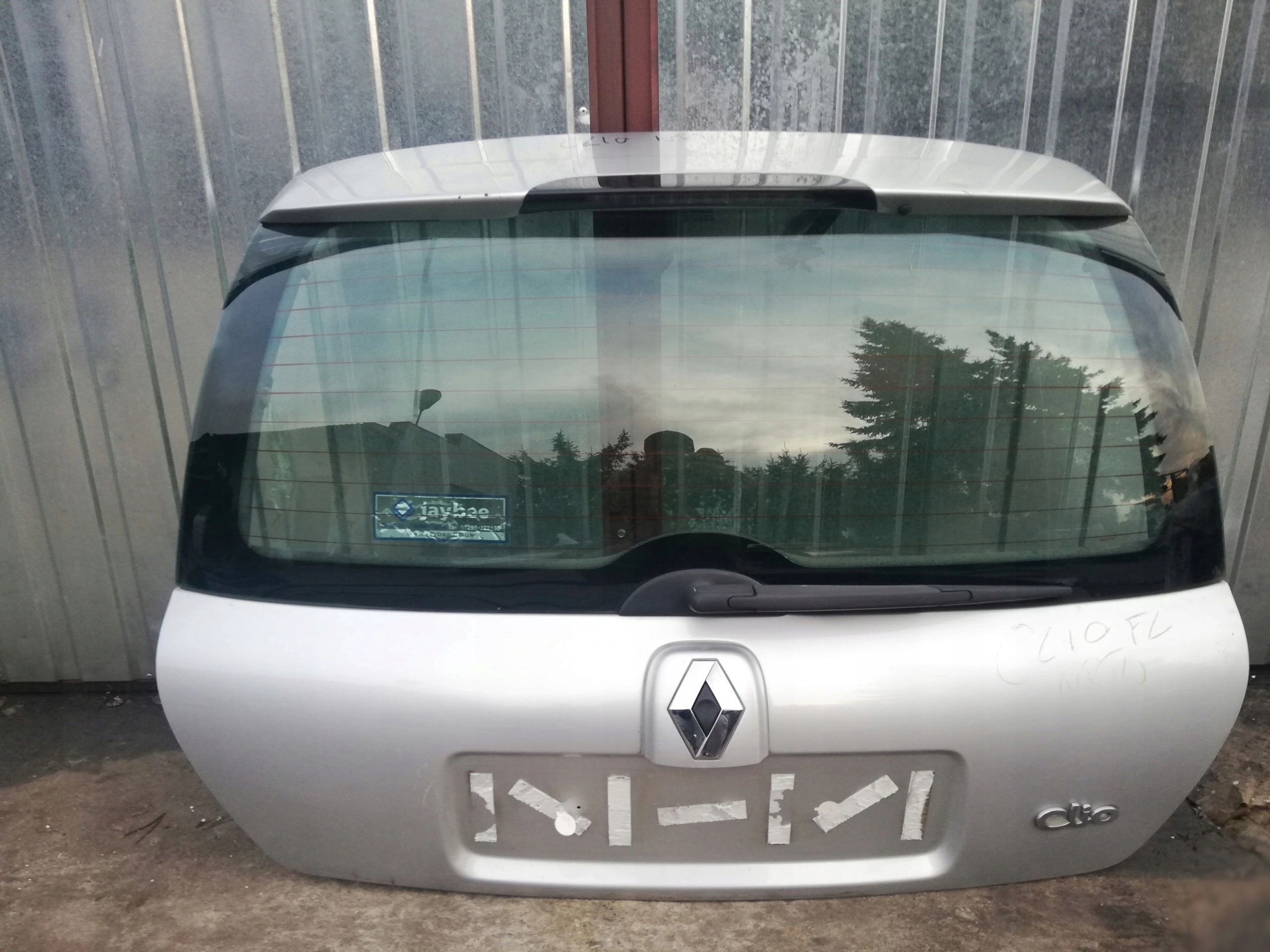 boot door RENAULT CLIO unprotected
