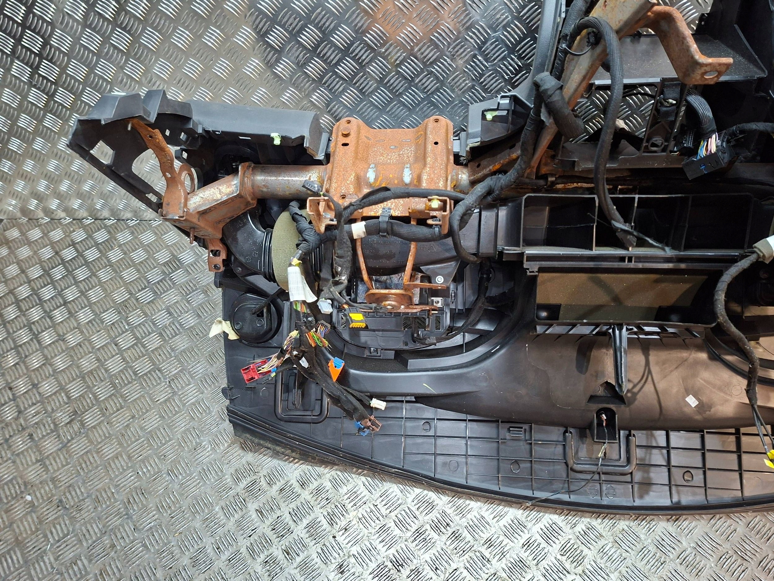 торпеда консоль UP 9684672580 peugeot 3008 и 5008 2009-