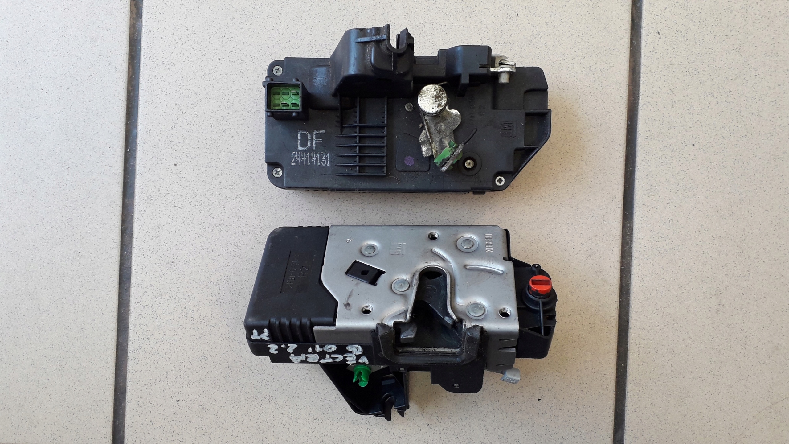 OPEL VECTRA B 95-02 ZAMEK PRAWY TYLNY DF 24414131