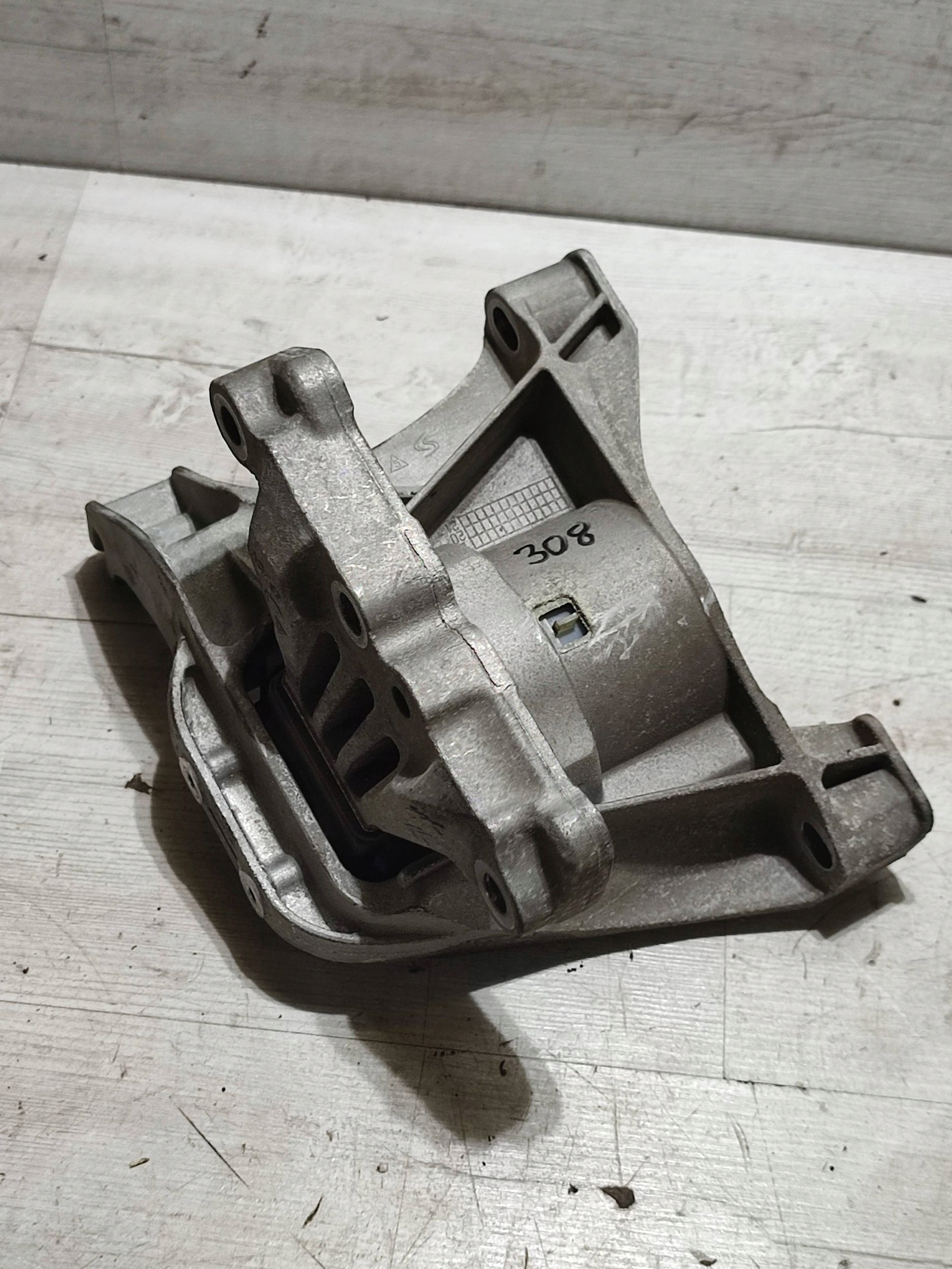 Peugeot 308 2019 engine mount