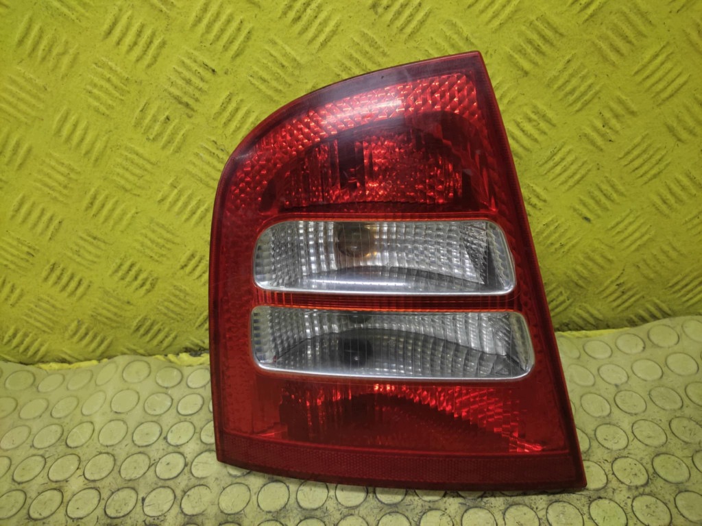 SKODA OCTAVIA and light left rear part 1U6945095