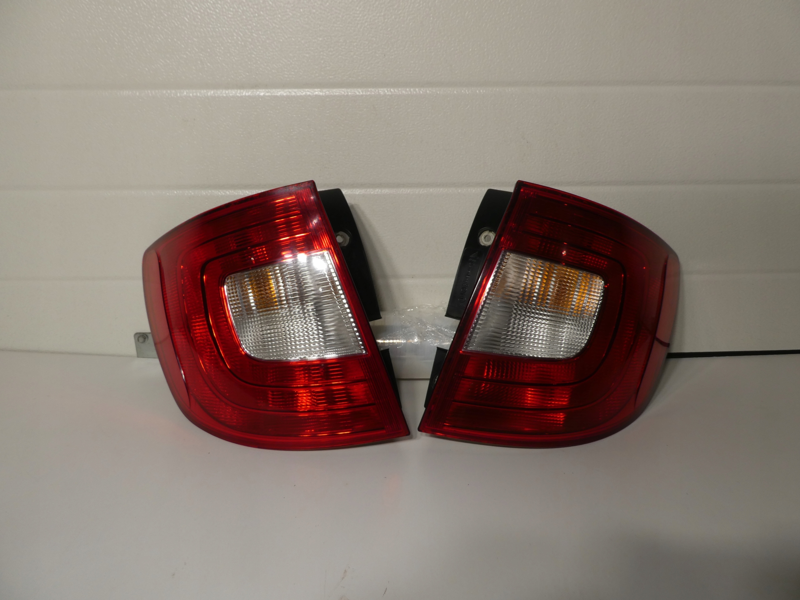 SKODA SUPERB II KOMBI lights rear part right left KOMPLET